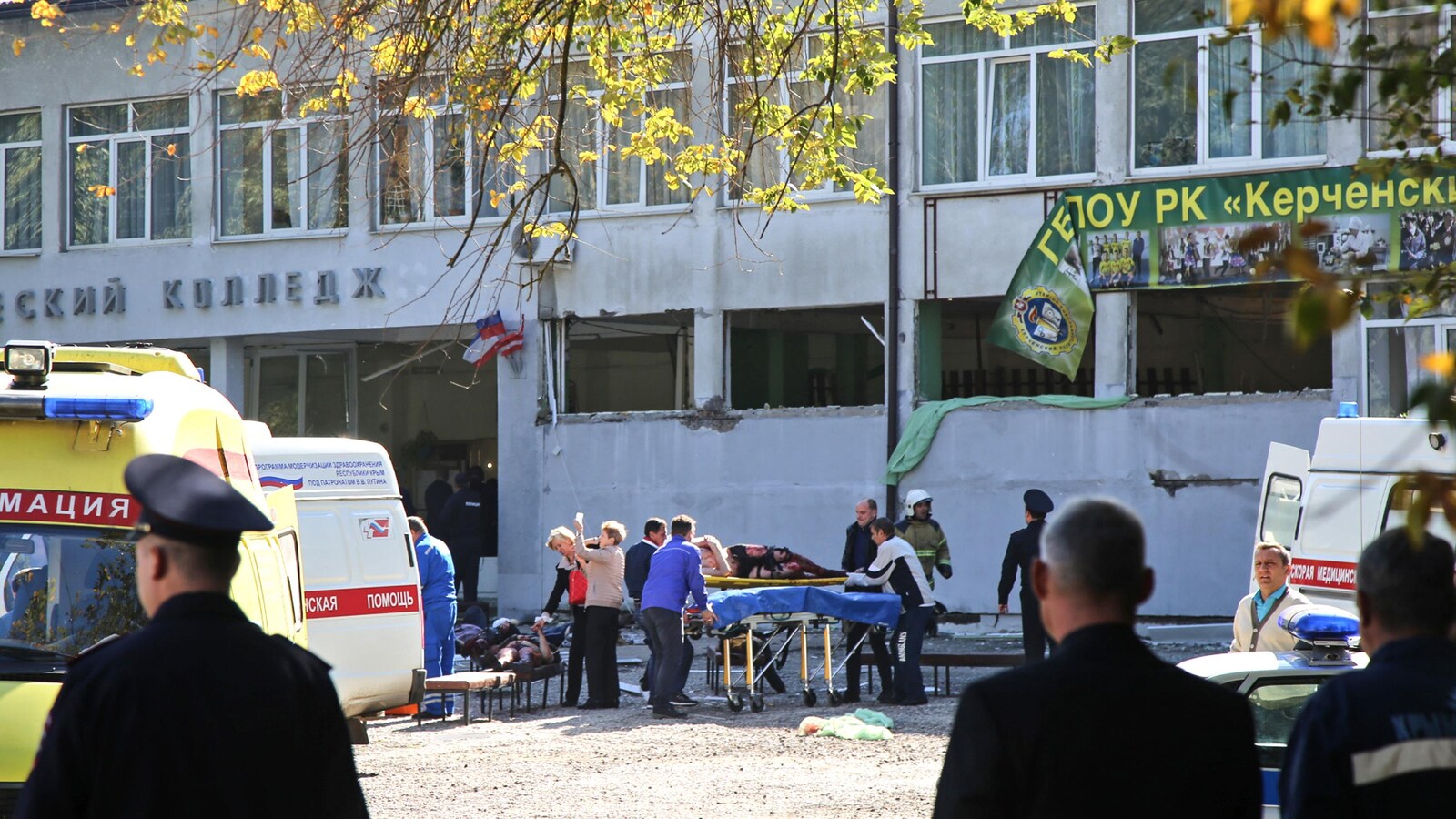 Des services d'urgence sur les lieux d'une attaque dans une école en Crimée.