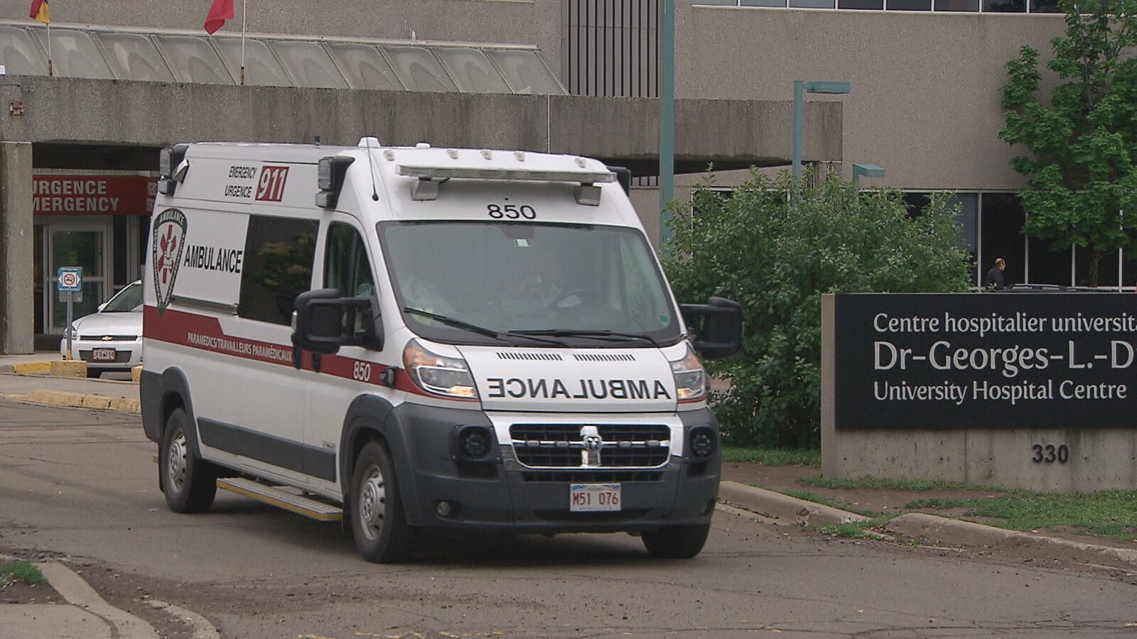 Ambulance devant Georges-L.-Dumont de Moncton