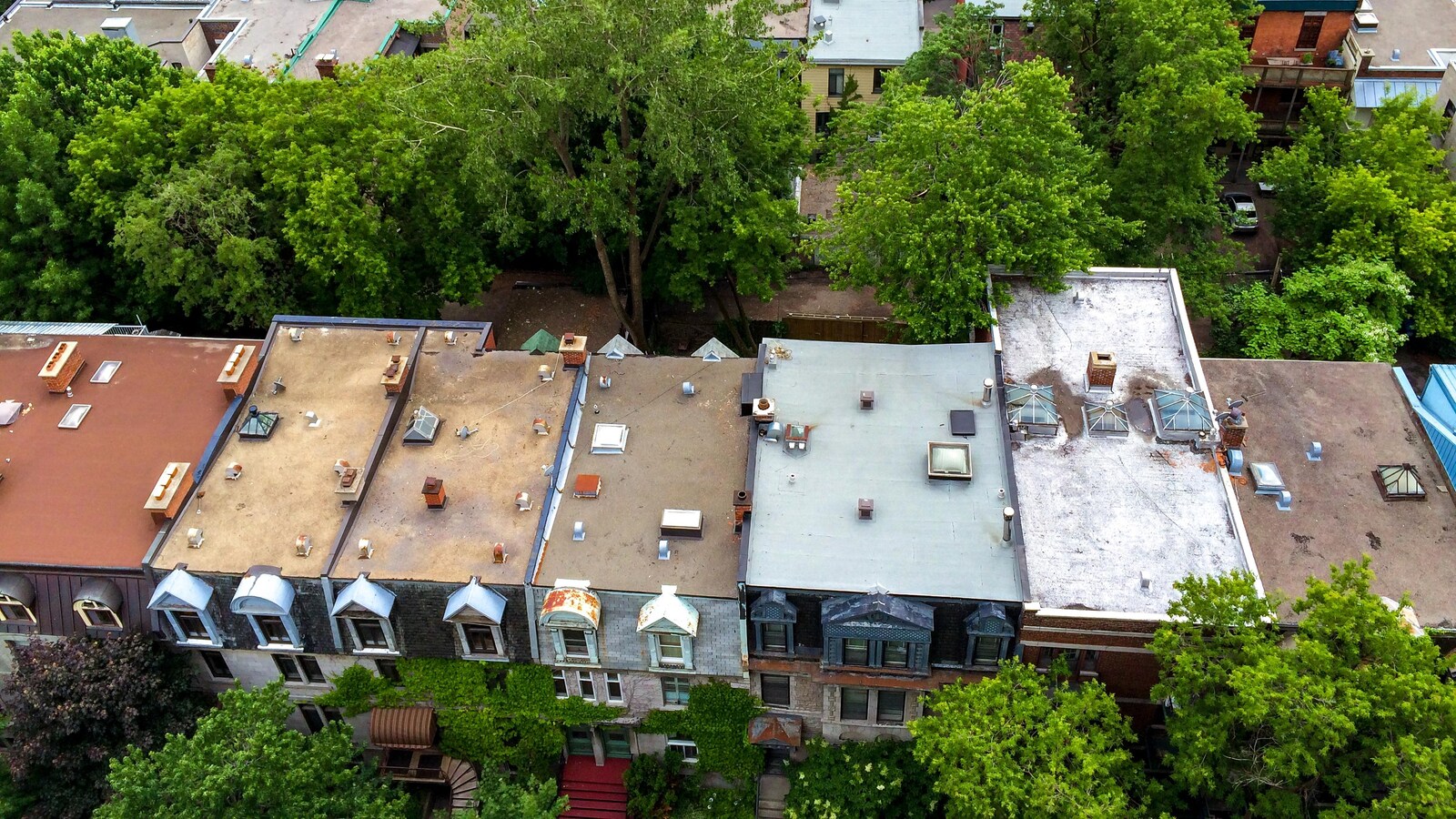 Une vue aérienne d'un quartier résidentiel.