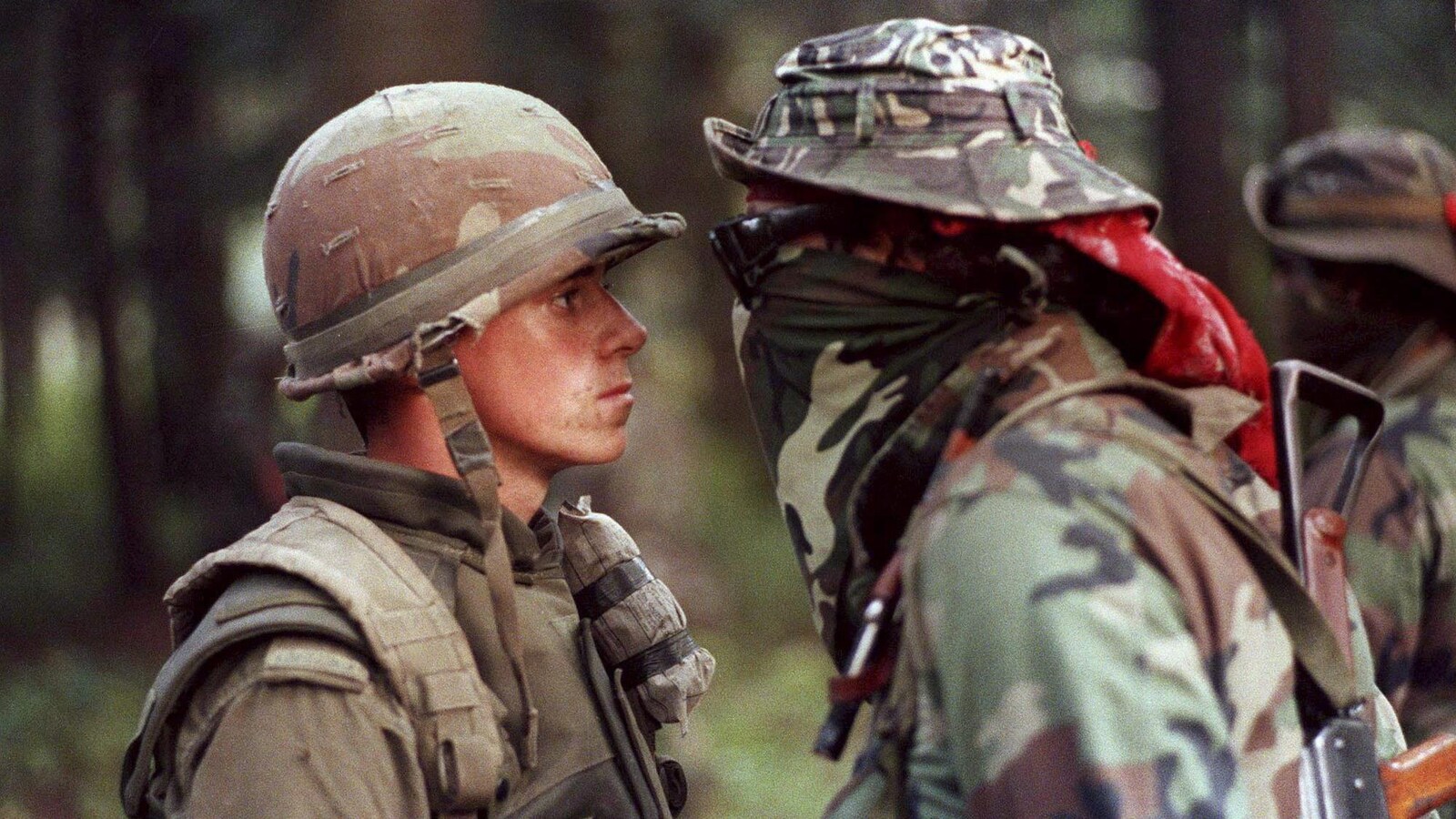 Les deux hommes se font face et se regardent intensément.