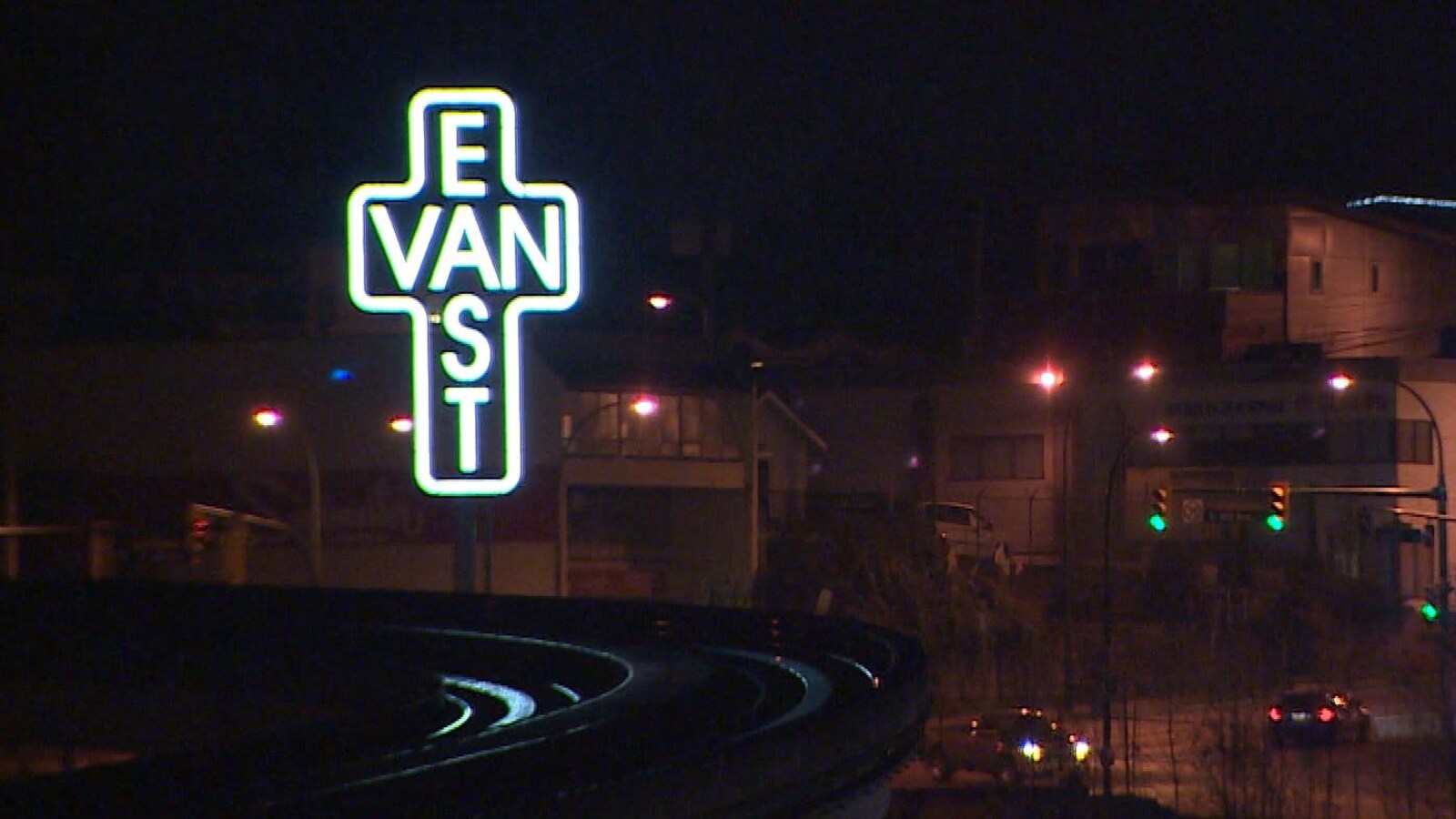La croix la nuit, on peut lire EAST et VAN