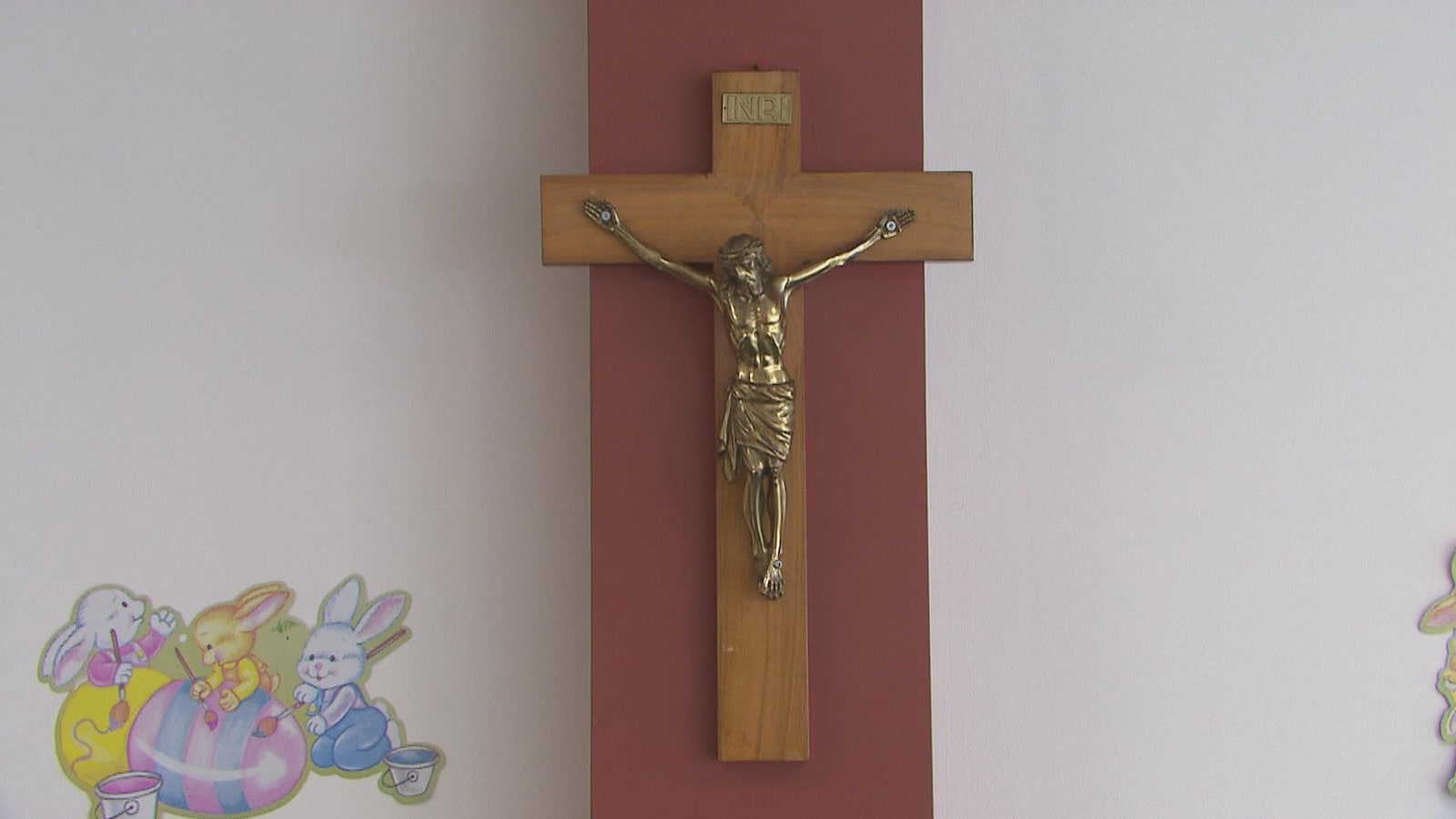 Un crucifix sur un mur.