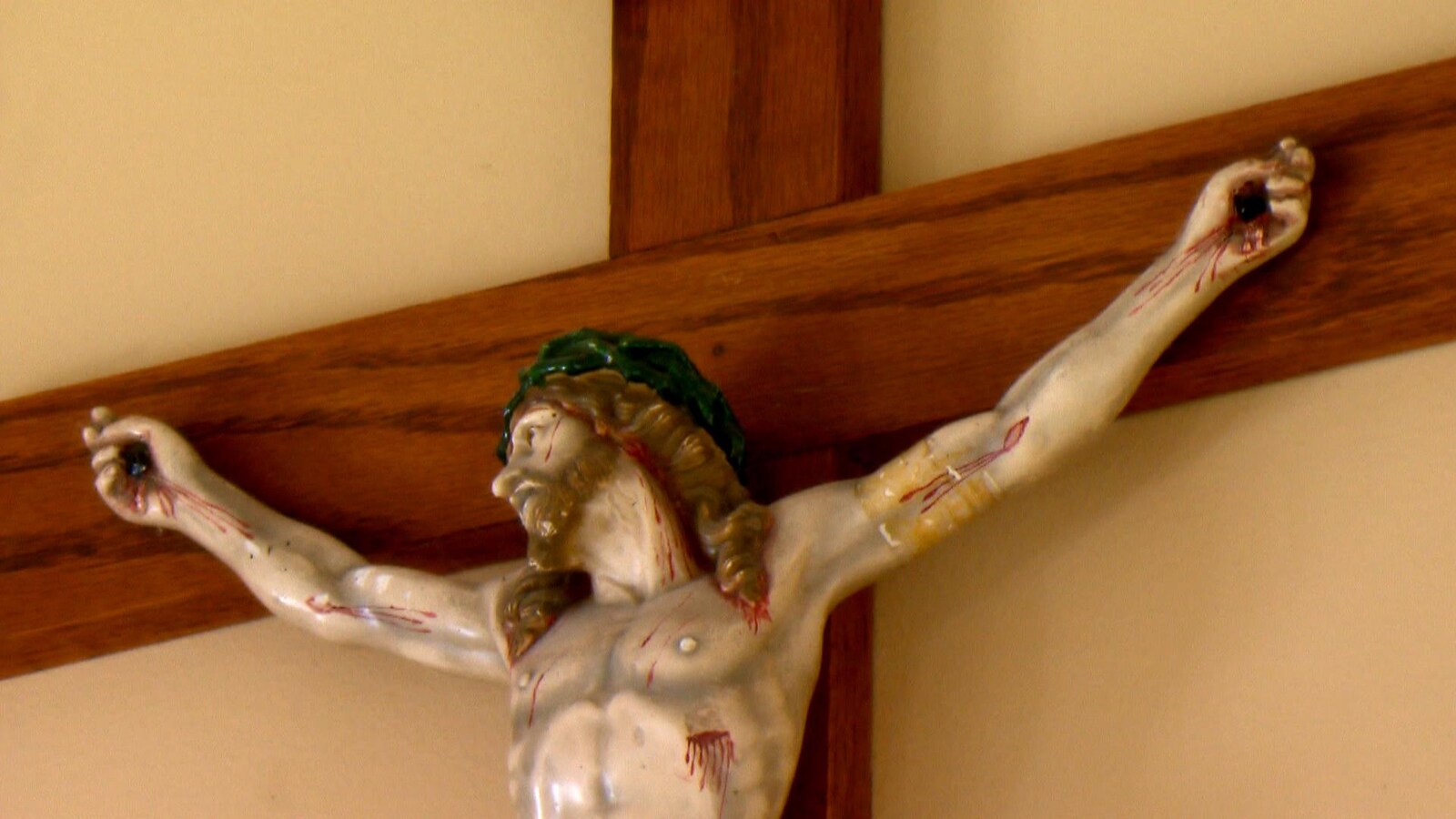 Plan rapproché d’un crucifix.