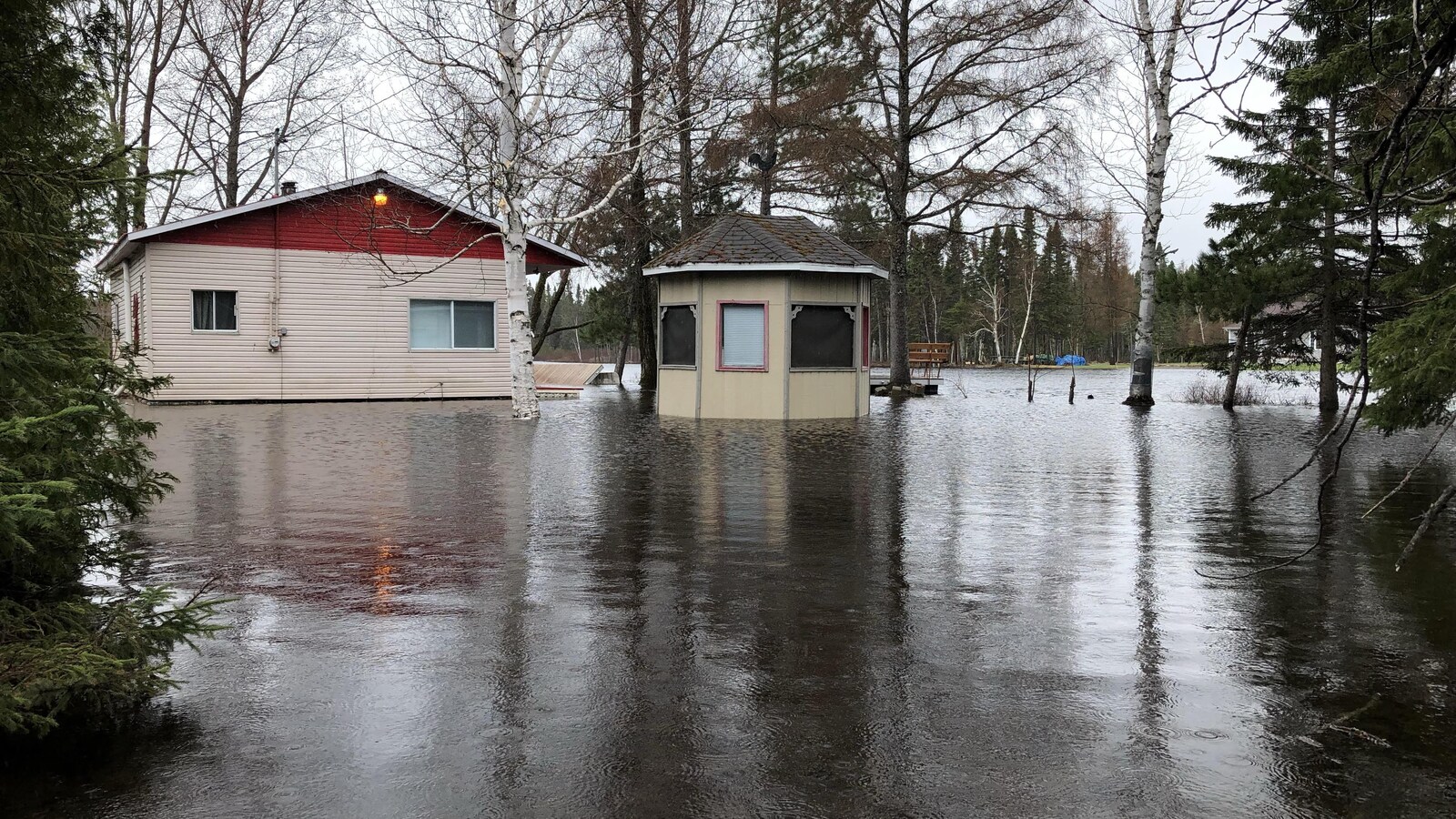 Une maison et un cabanon inondés.