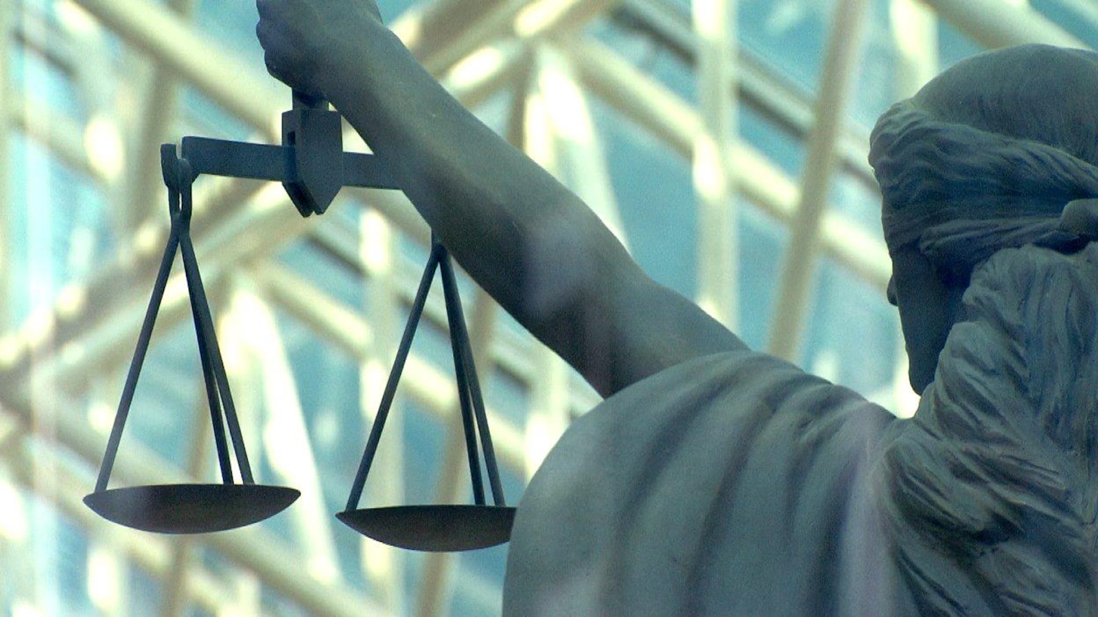 Une statue montre la balance de la justice