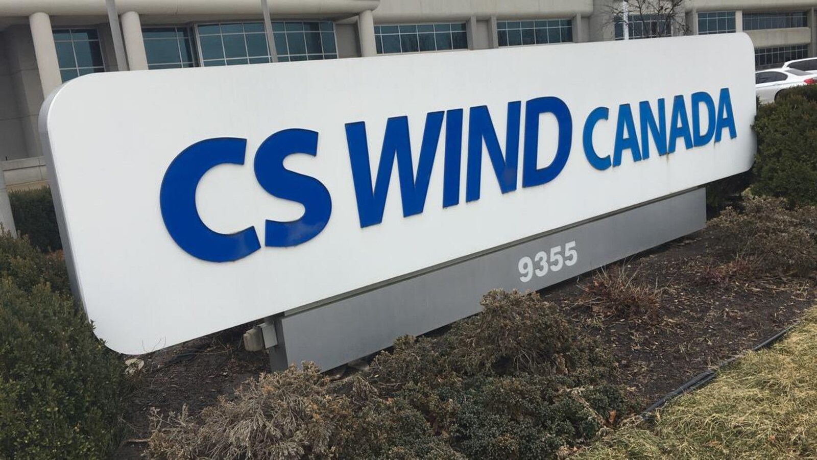 Une enseigne d'une multinationale, on voit en gros plan de grosses lettres bleues sur fond blanc et on peut lire CS Wind Canada