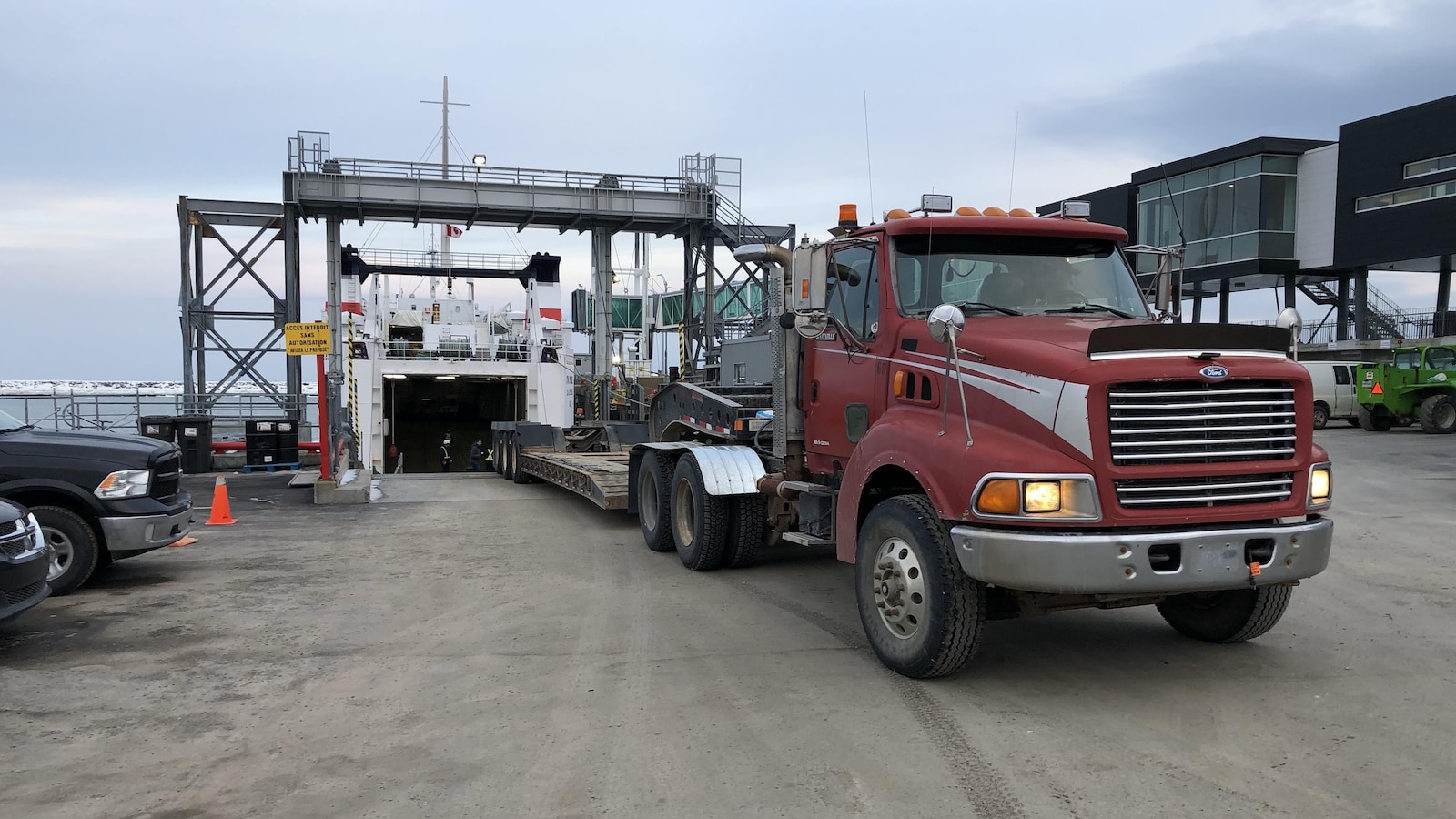 Les camions doivent entrer à reculons dans le CTMA Voyageur.