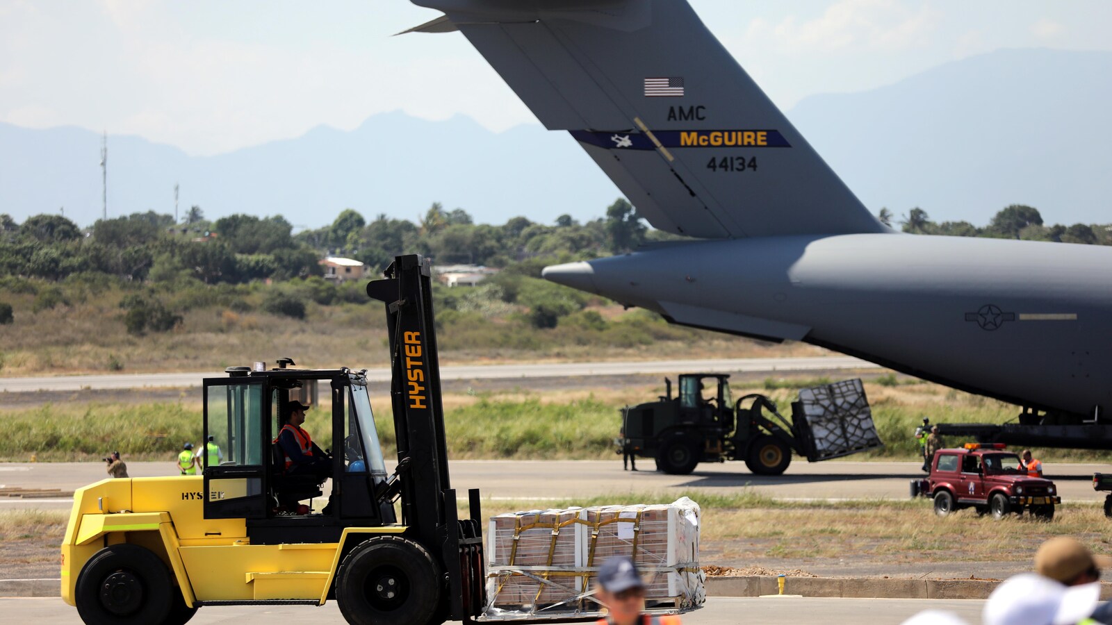 L'aide humanitaire destinée au Venezuela après avoir été déchargée d'un avion de l'armée de l'air américaine à l'aéroport Camilo Daza de Cucuta, en Colombie, le 16 février 2019.