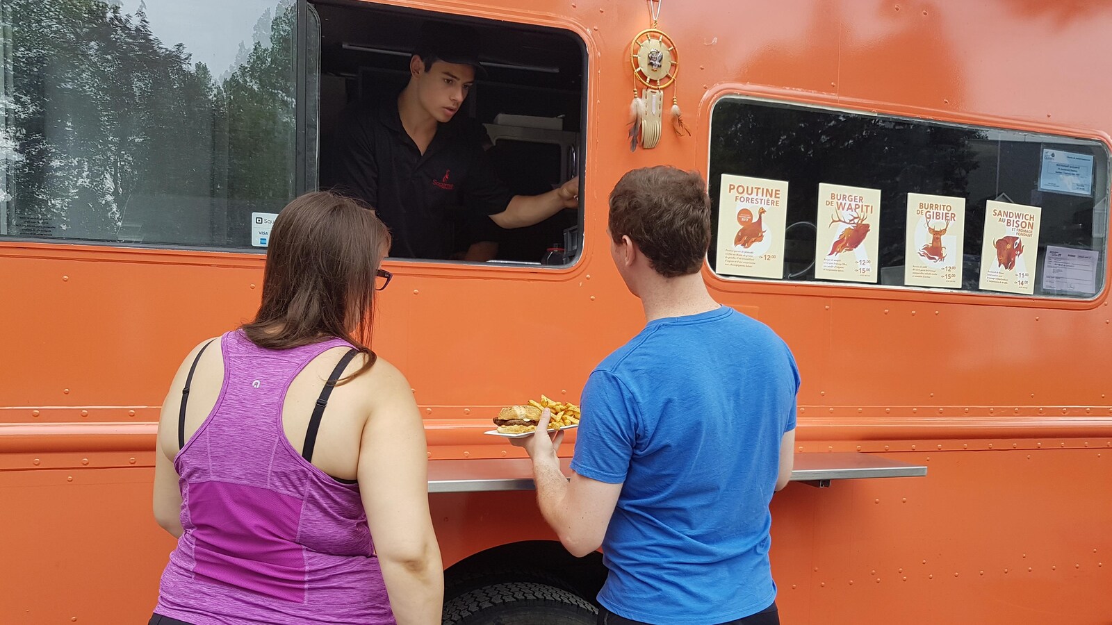 Des clients d'un camion-restaurant à Québec.