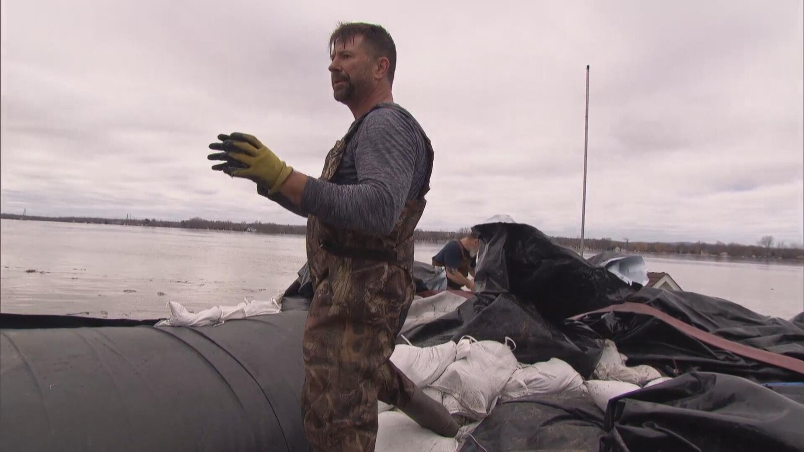 Un homme en plein travail devant la rivière des Outaouais