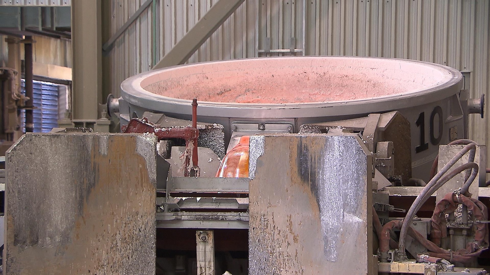 Une cuve d'aluminium d'Alouette à Sept-Îles