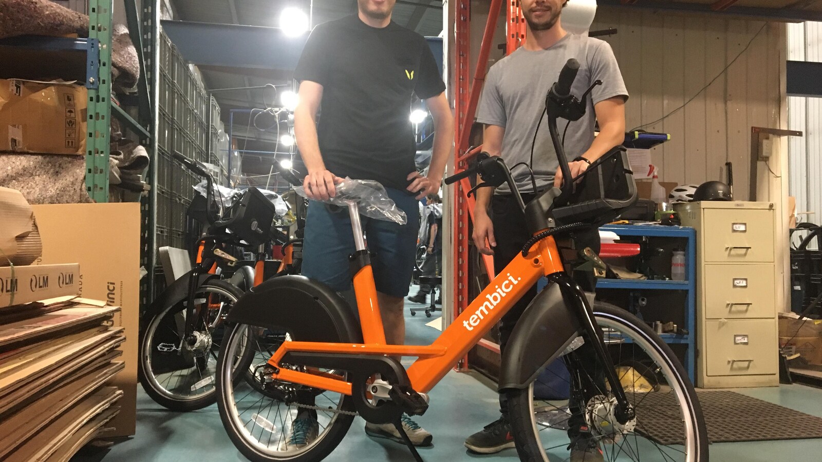 David Régnier-Bourque, directeur du marketing chez Cycles Devinci et Mikhaël Simard, ingénieur de projet.