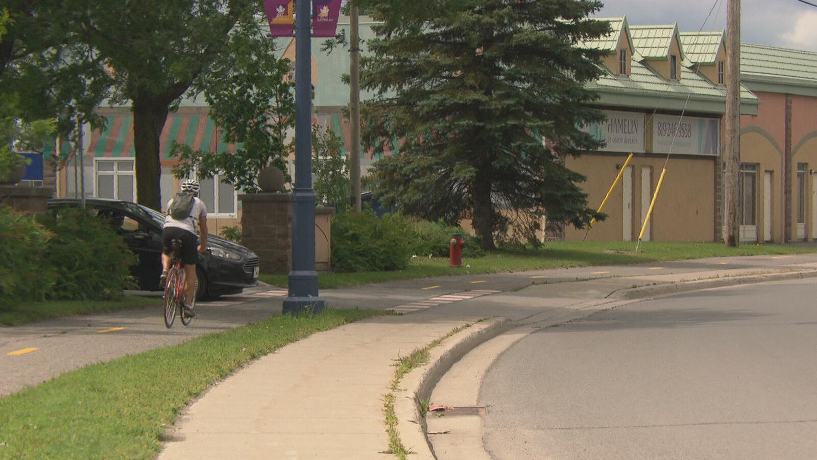 Un cycliste roule sur une piste cyclable. (Archives)
