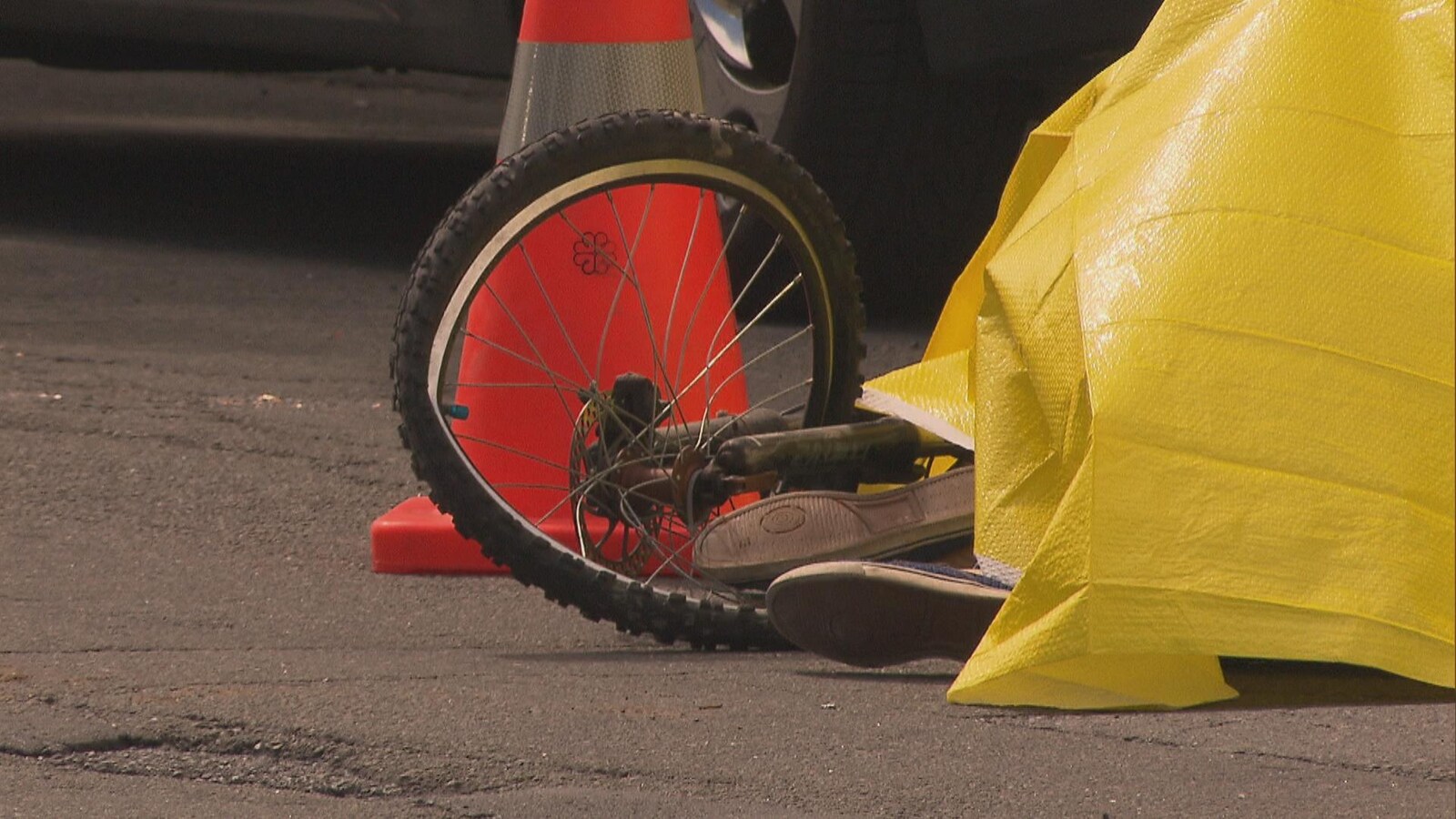 Un cycliste au sol après une collision