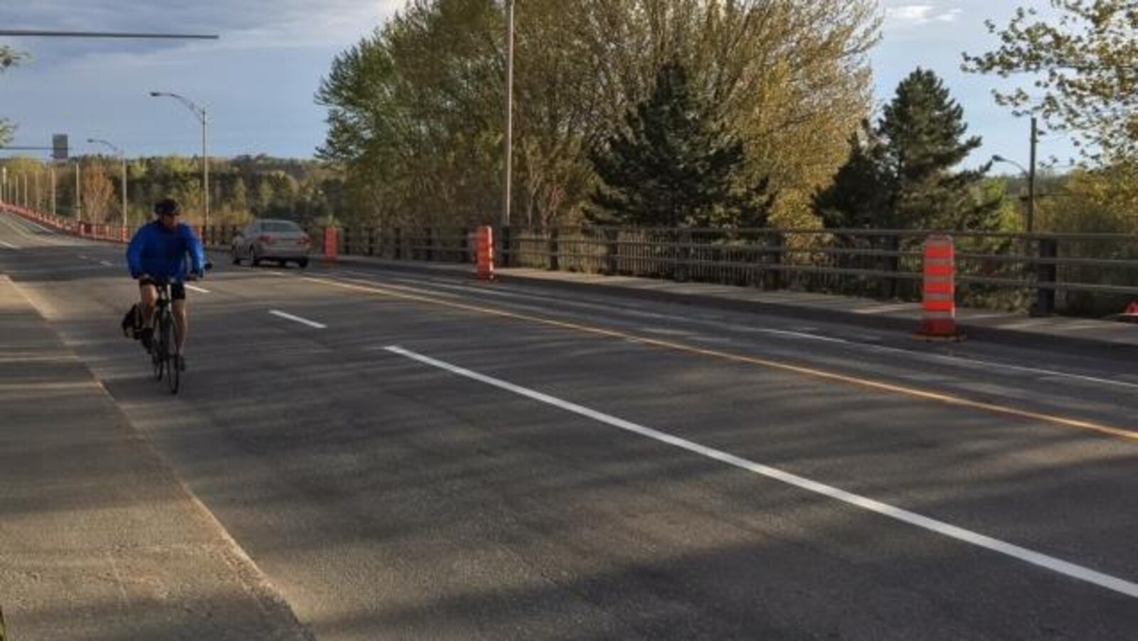 Un cycliste sur le pont Jacques-Cartier de Sherbrooke
