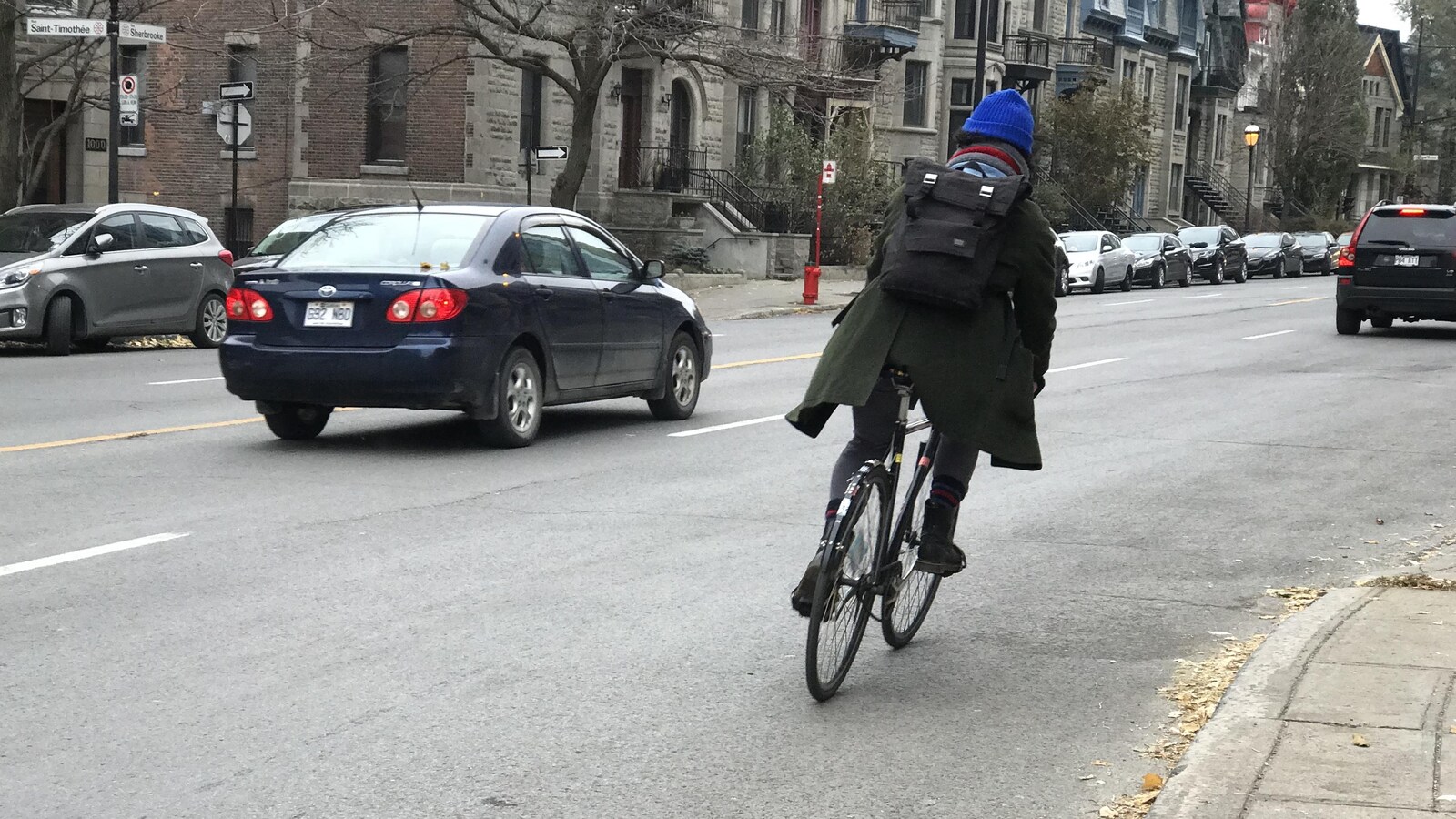 Une cycliste sur la rue Sherbrooke