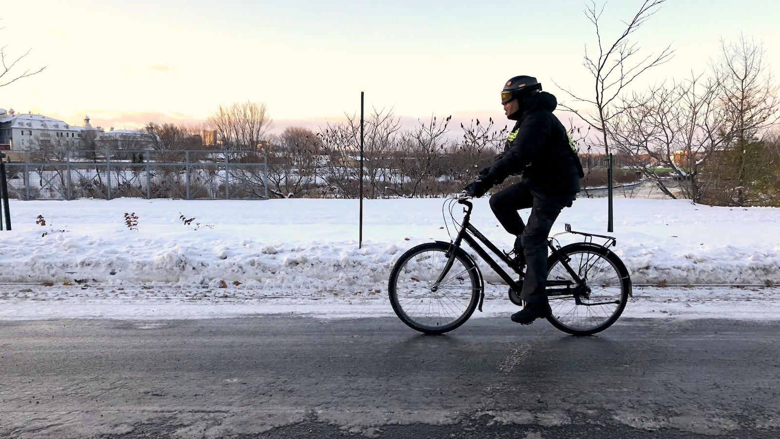 Alexandre St-Laurent sur son vélo sur une rue glacée