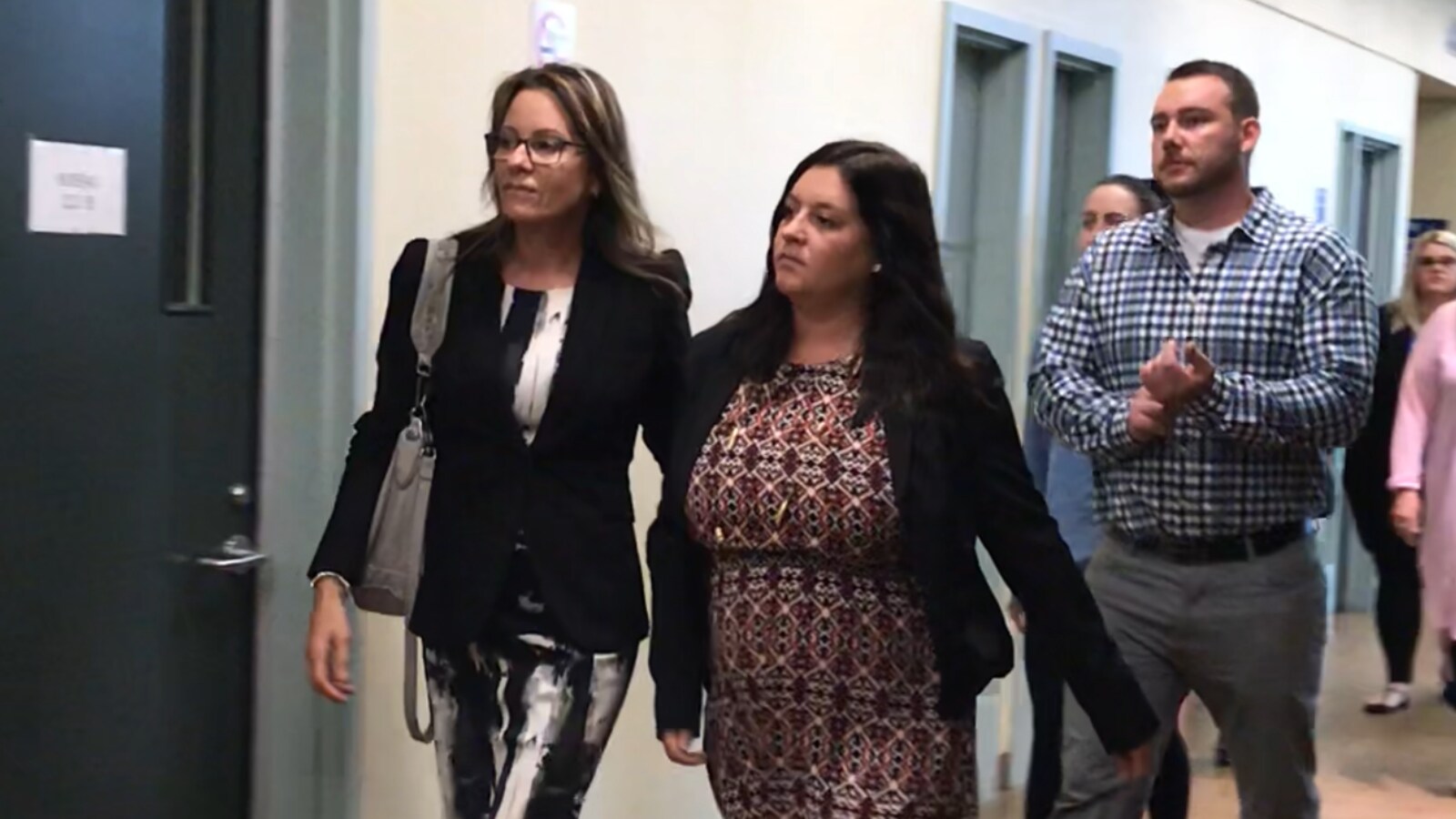 Cynthia Gaulin marche vers la salle d'audience