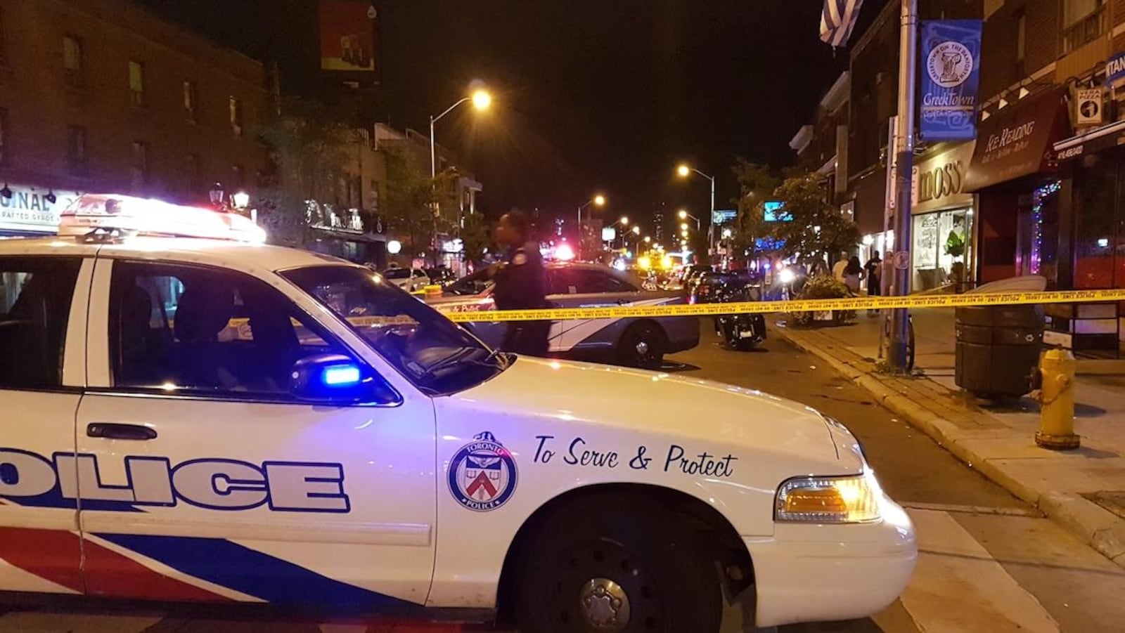 Une voiture de police bloque une rue