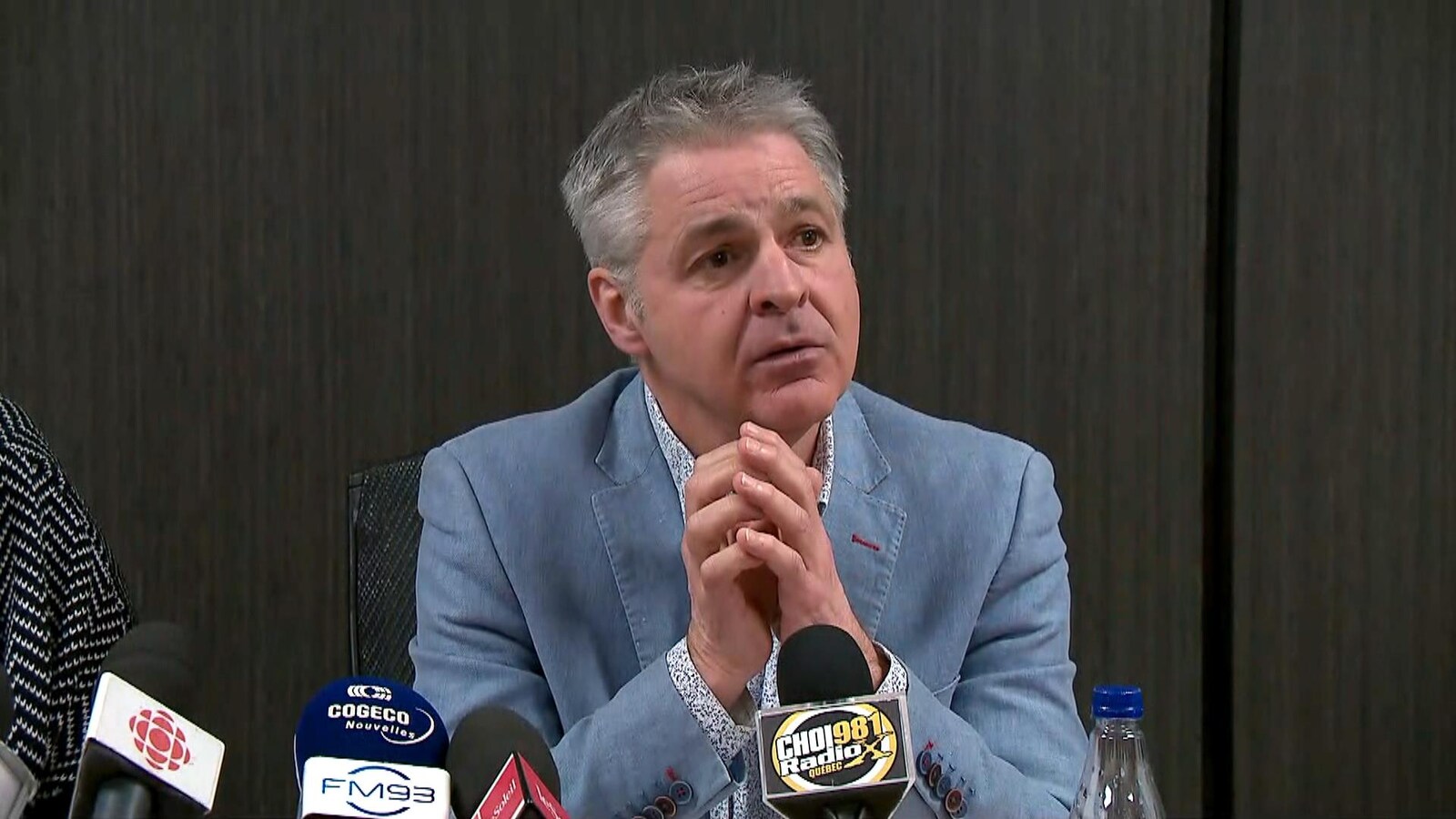 Daniel Gélinas écoute la question d’un journaliste lors d’une conférence de presse portant sur le déroulement du premier défilé nouveau genre du Carnaval de Québec.