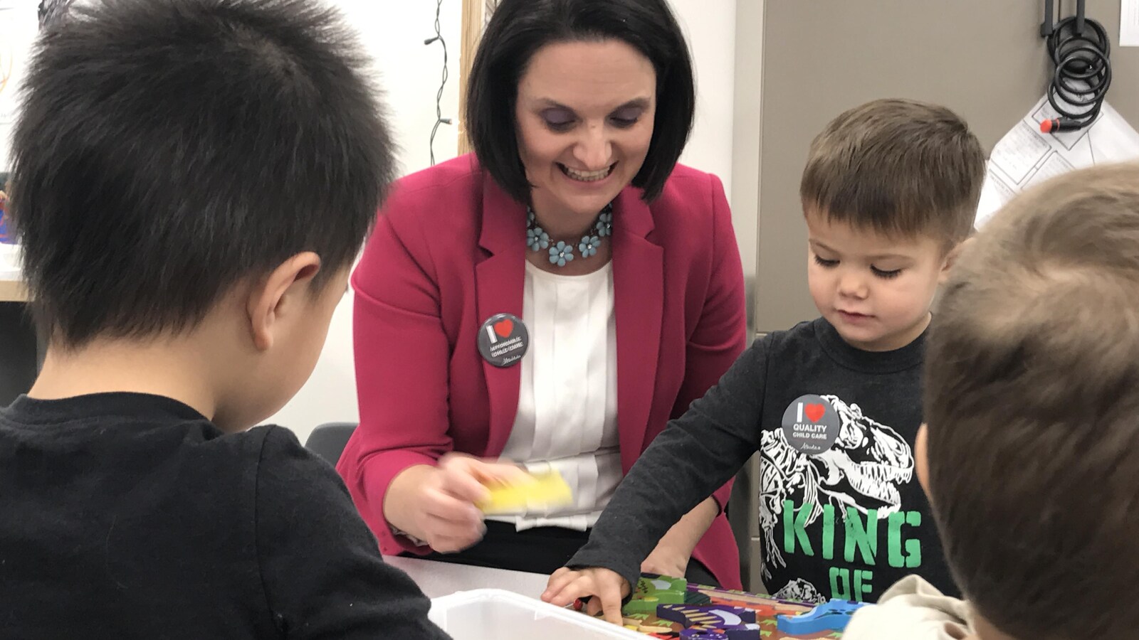 La ministre des services à l'Enfance de l'Alberta, Danielle Larivee, joue avec des enfants après avoir annoncé la créations des places de garderie.