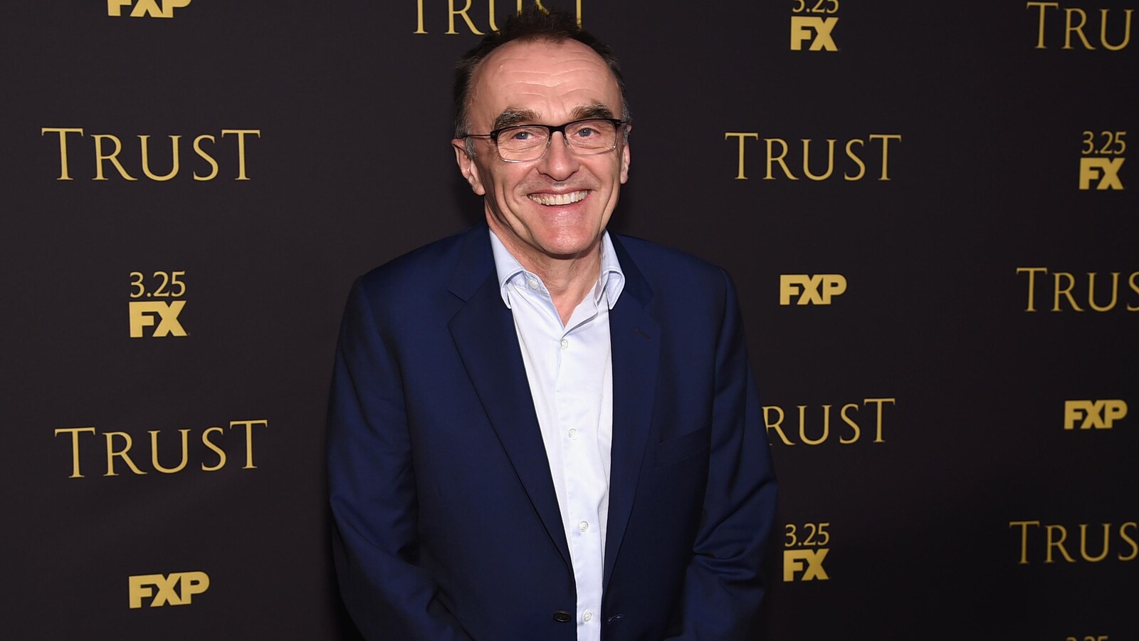 Souriant, le réalisateur Danny Boyle pose devant les photographes lors de la première de la série <i>Trust</i> à New York.