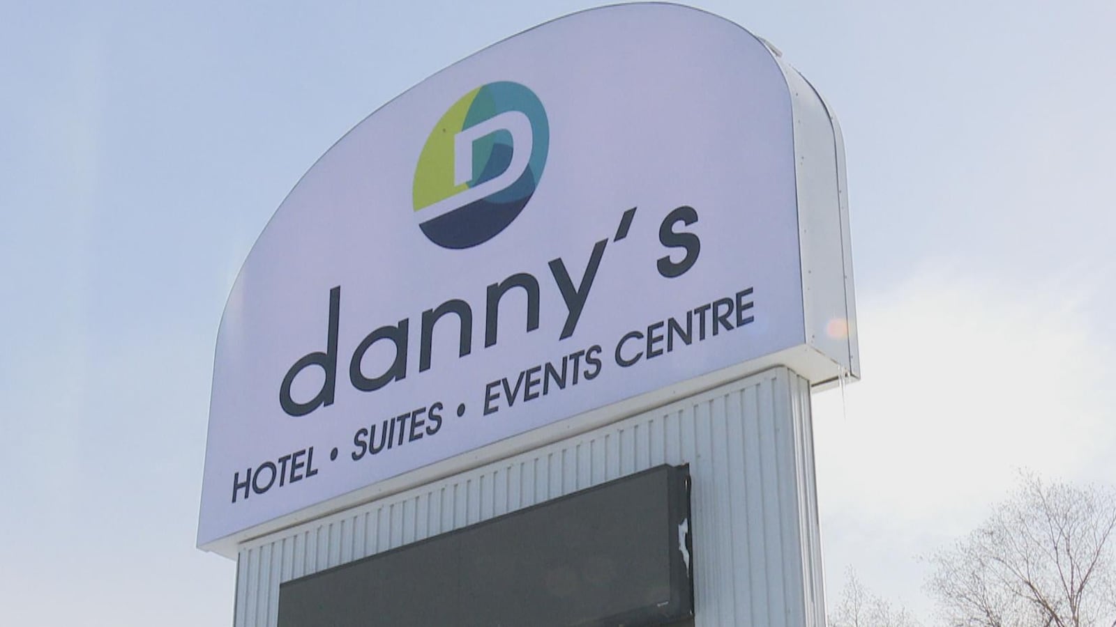 L'enseigne du Danny's Inn, devant l'hôtel.