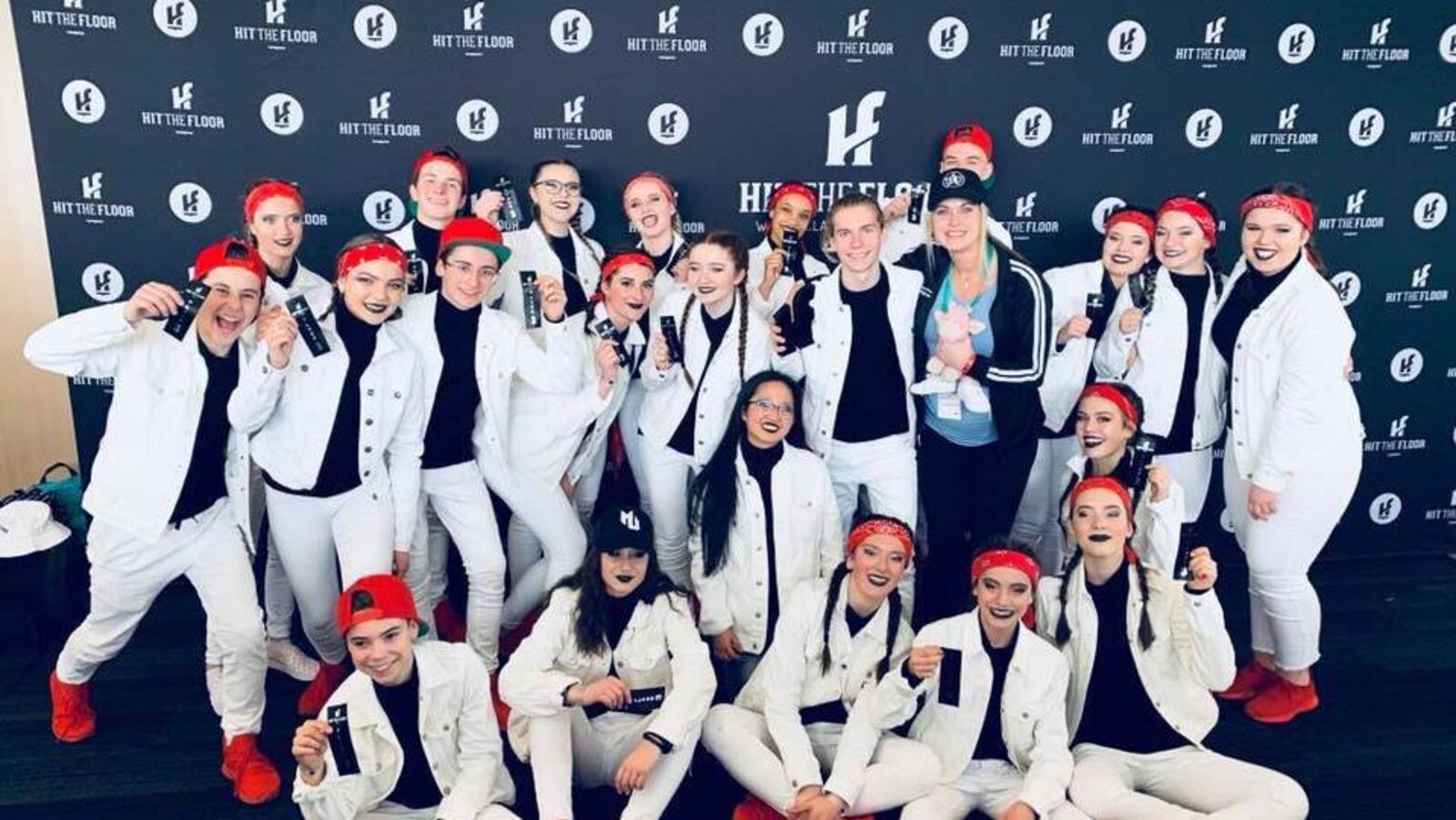 Les danseurs portent un costume blanc, noir et rouge.