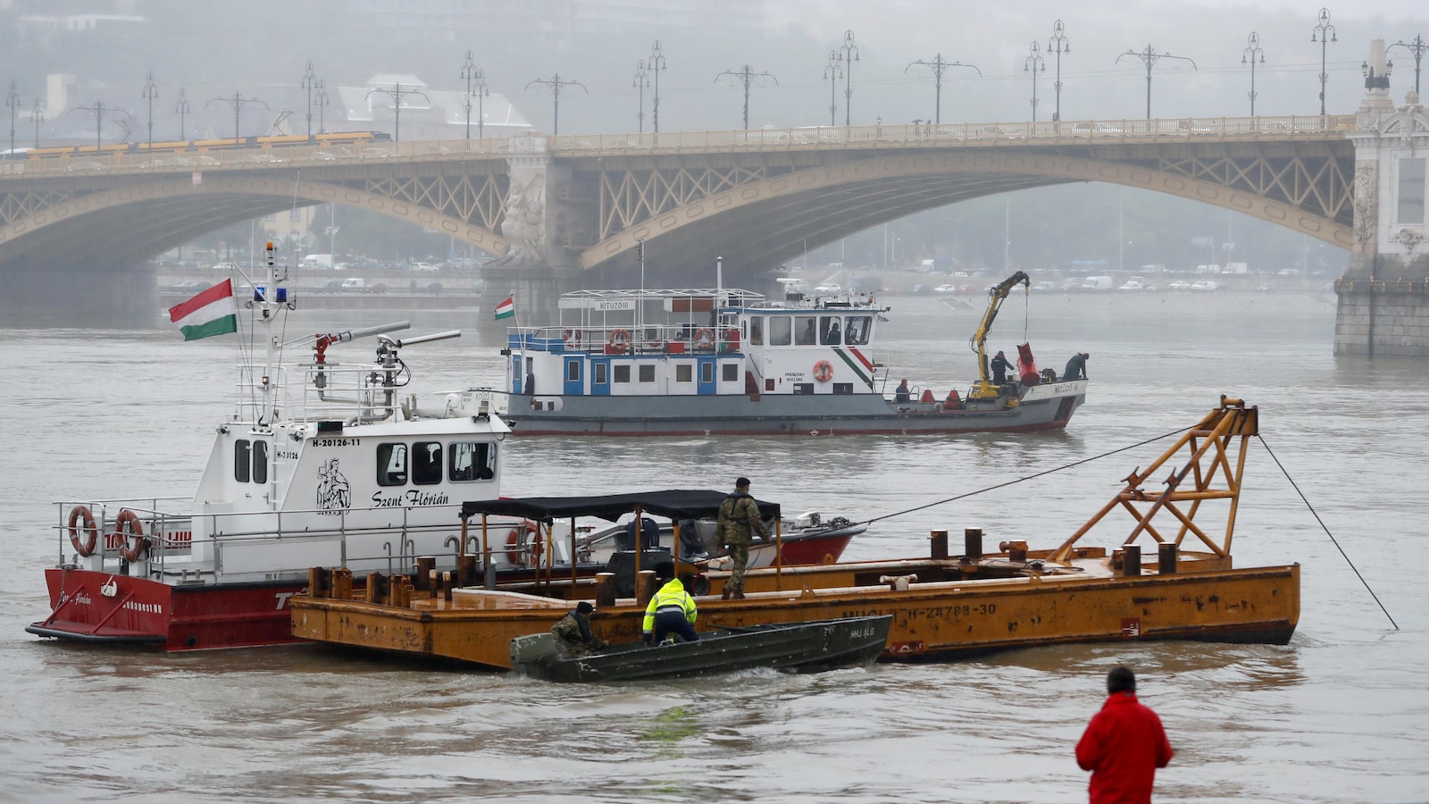 Une personne surveille des bateaux de sauvetage après un accident de bateau qui a tué plusieurs personnes sur le Danube à Budapest, en Hongrie, le 30 mai 2019.