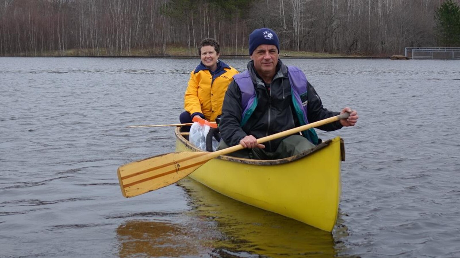 Maurice Chevarie et sa conjointe se trouvent à l'endroit où passe habituellement la route de l'île Darlings. Jeudi, plusieurs mètres d'eau la recouvraient et ils n'ont eu d'autre choix que de se déplacer en bateau.