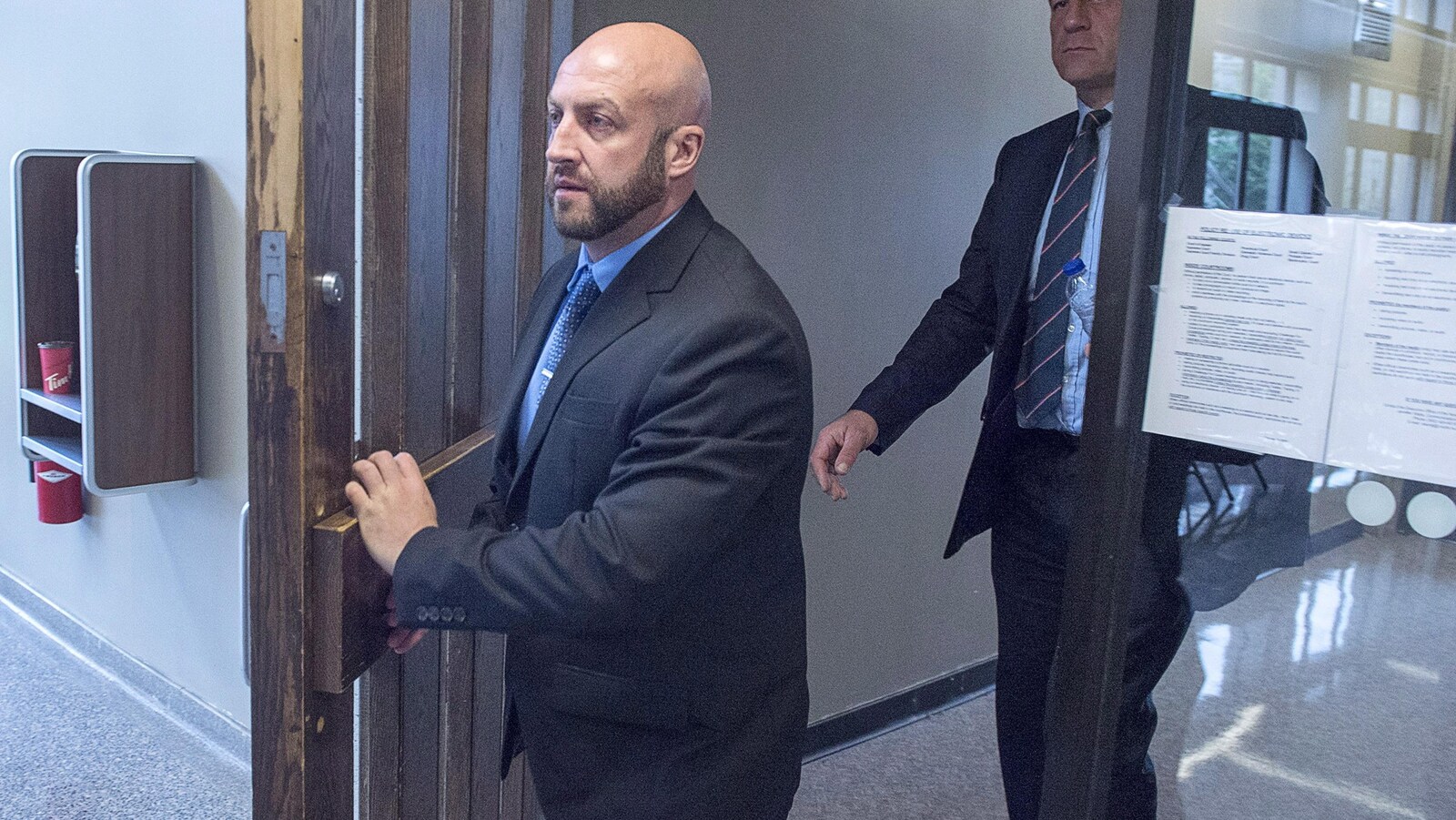 Darren Smalley ouvre une porte à la Cour suprême de la Nouvelle-Écosse le 4 septembre 2018 à Halifax.