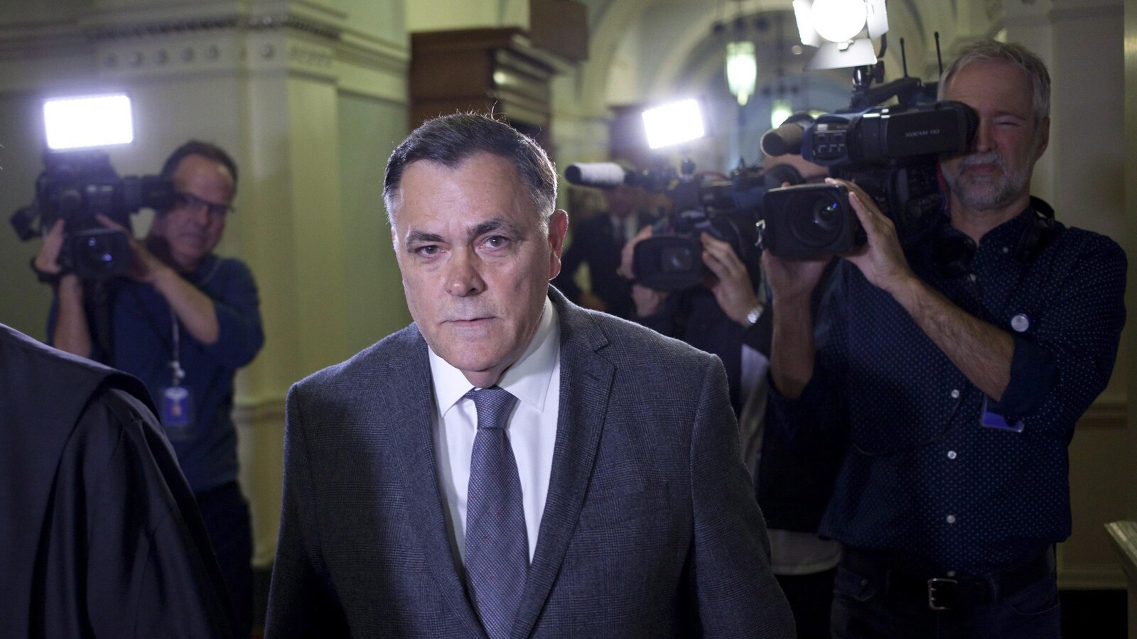 Darryl Plecas, entouré de caméras