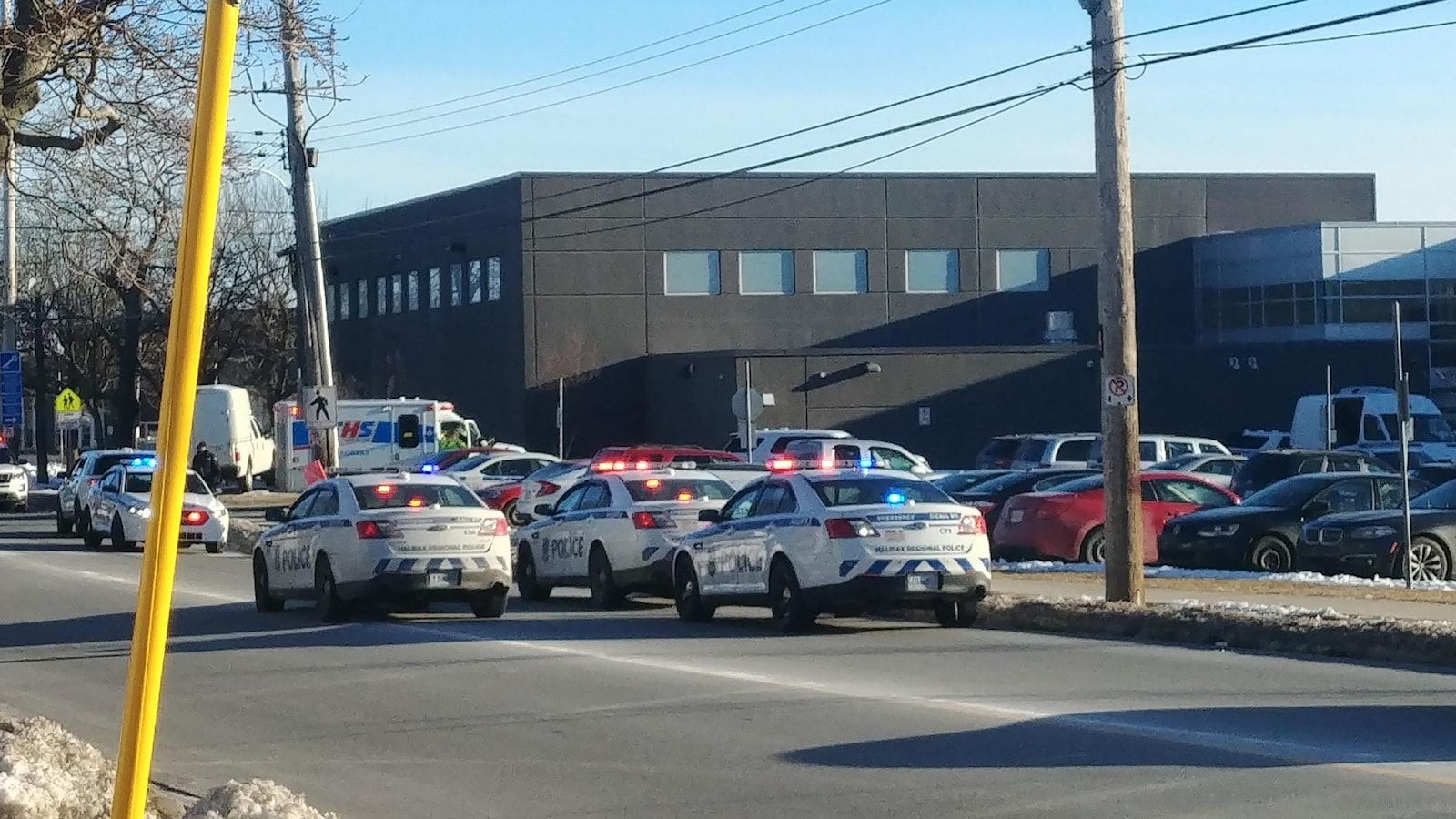 Déploiement policier à l'école secondaire Dartmouth High, le 20 février 2019.