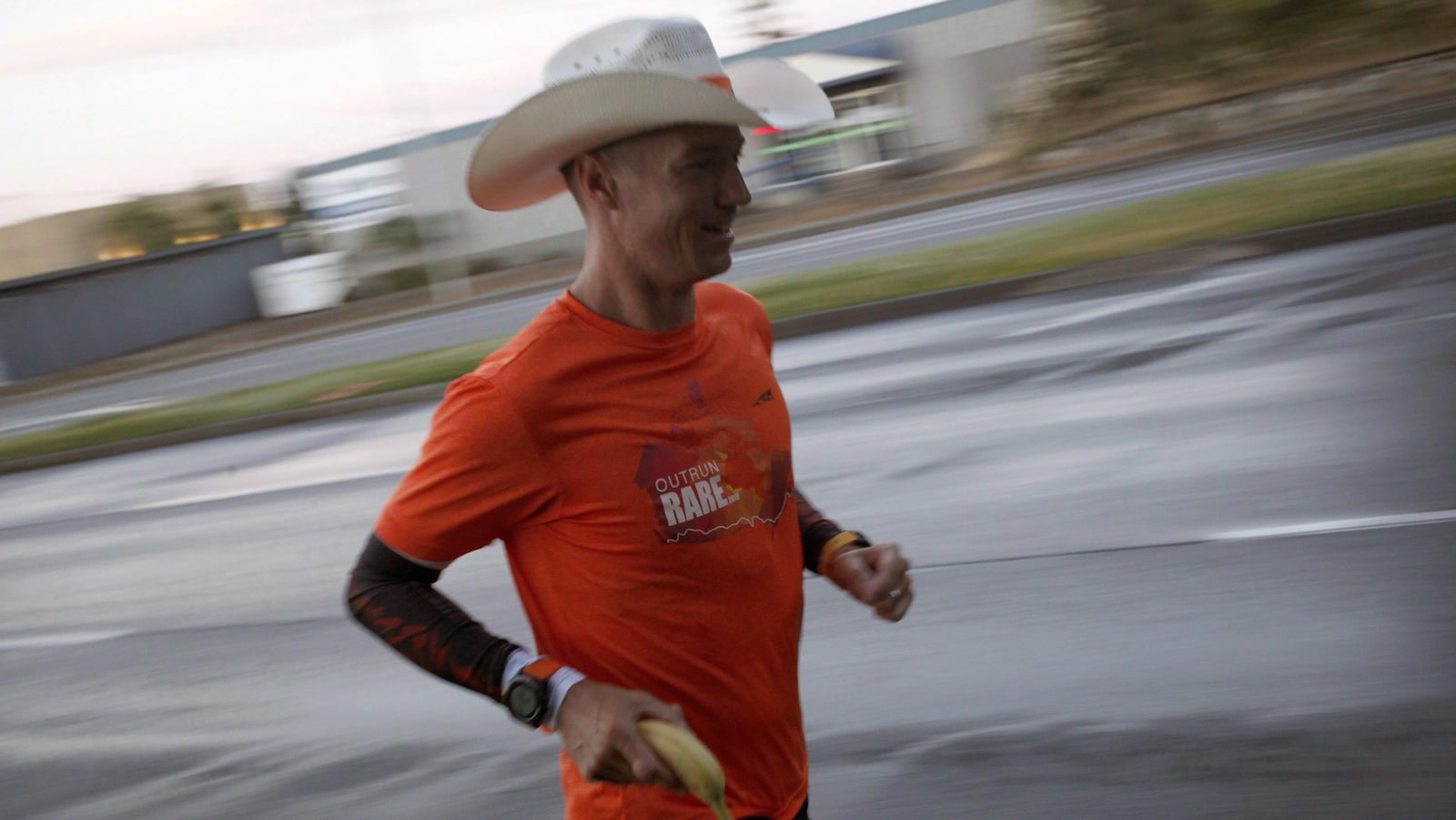 Dave Proctor portant un chapeau de cowboy court le long d'une route le jour de son départ le 27 juin 2018 à Victoria
