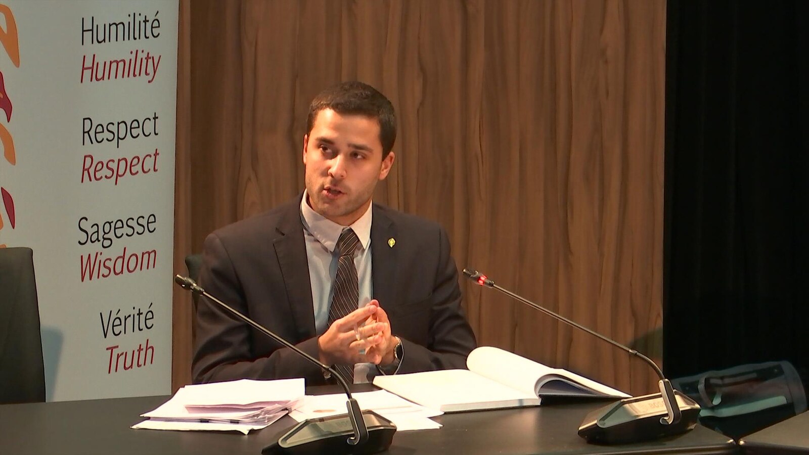 Un homme témoigne lors d'une commission d'enquête.