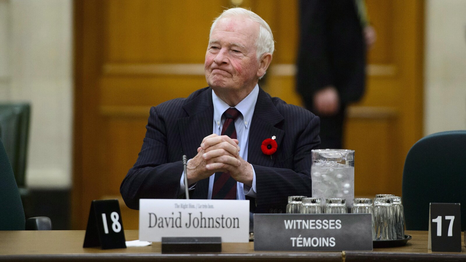 M. Johnston est assis à une table.