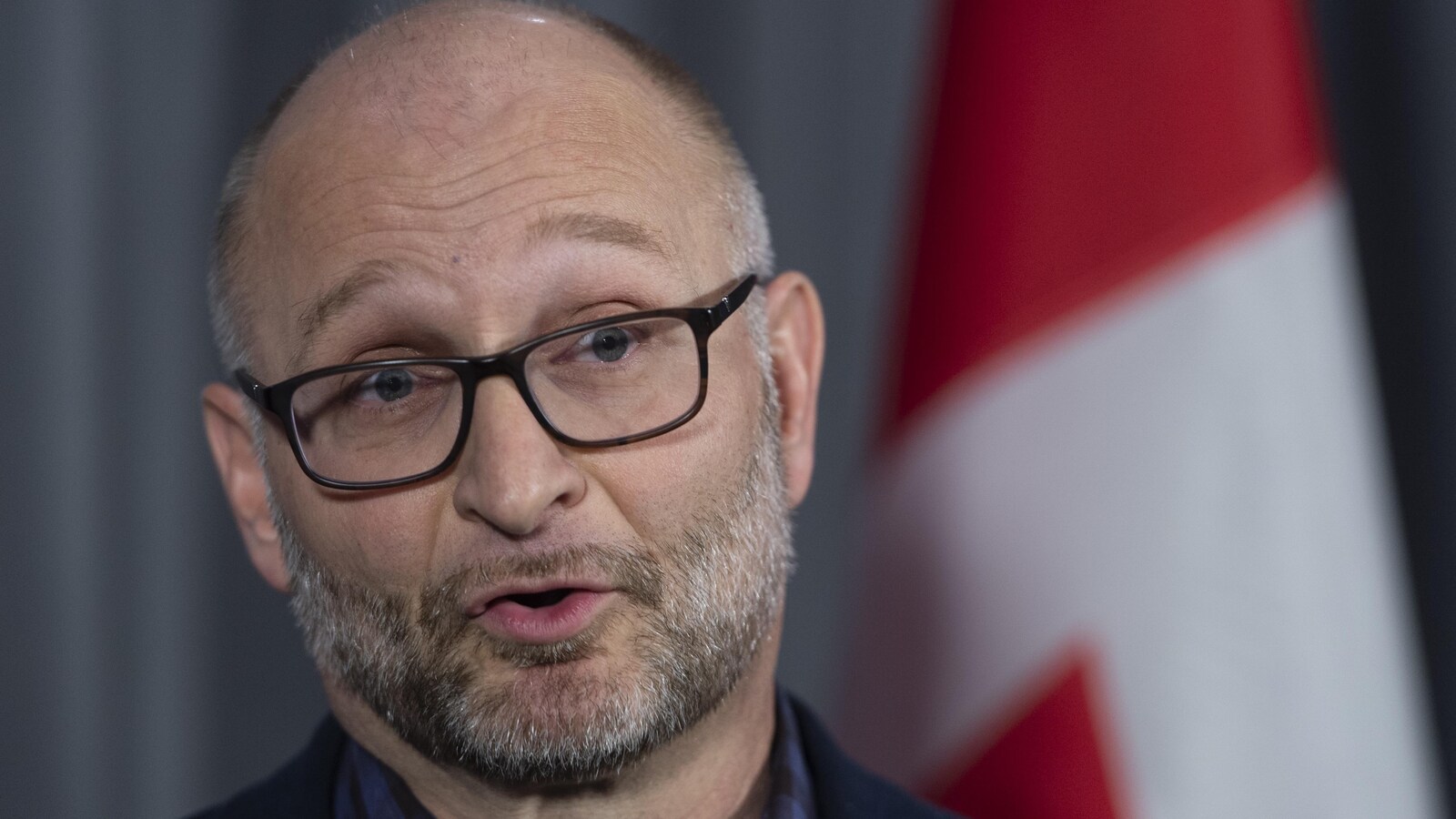 David Lametti parle en conférence de presse.