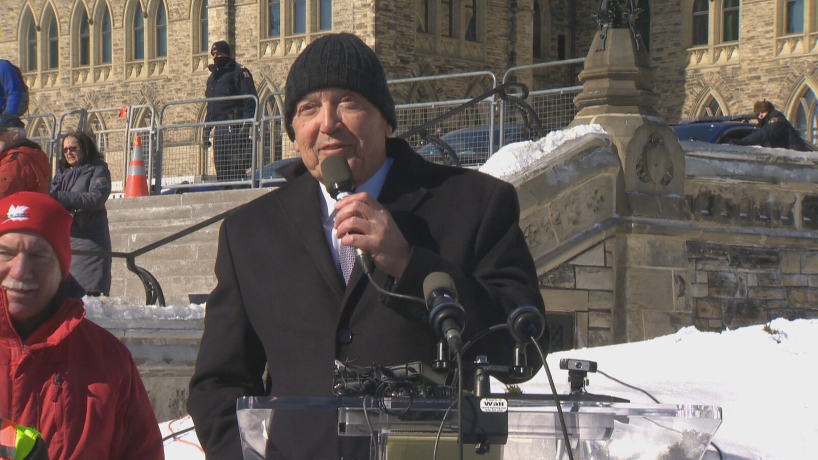 Le sénateur David Tkachuk parle au micro sur la colline parlementaire à Ottawa