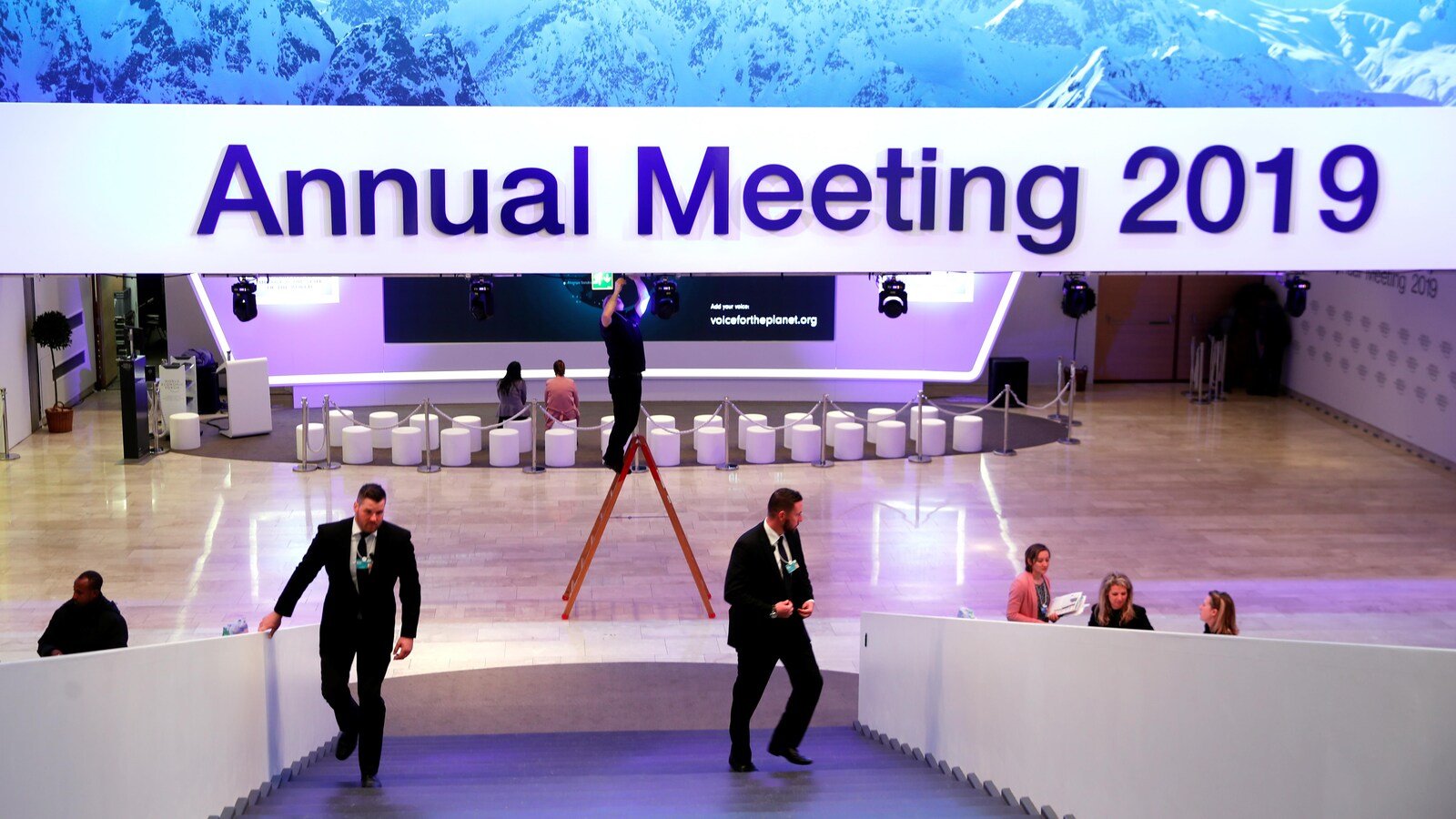 Au fil des ans, le Forum de Davos a volé de succès en succès, attirant l'élite économique et politique mondiale lors de tables rondes dans les Alpes suisses.