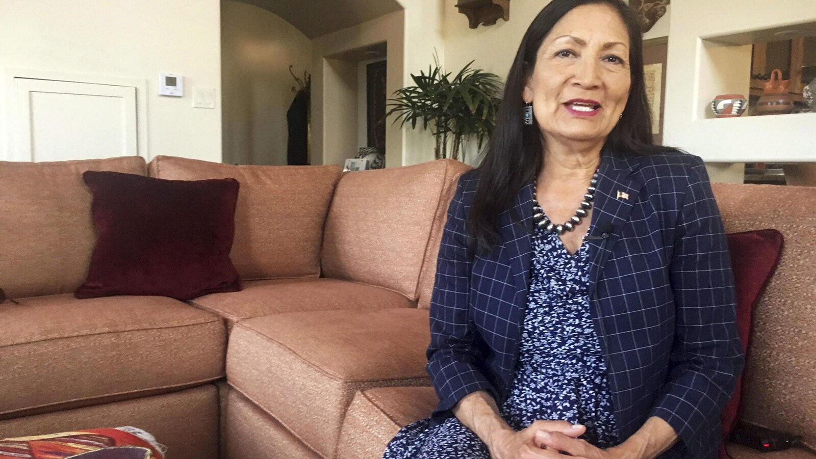 La candidate démocrate autochtone Deb Haaland est assise sur un divan chez elle, à Albuquerque, au Nouveau-Mexique.