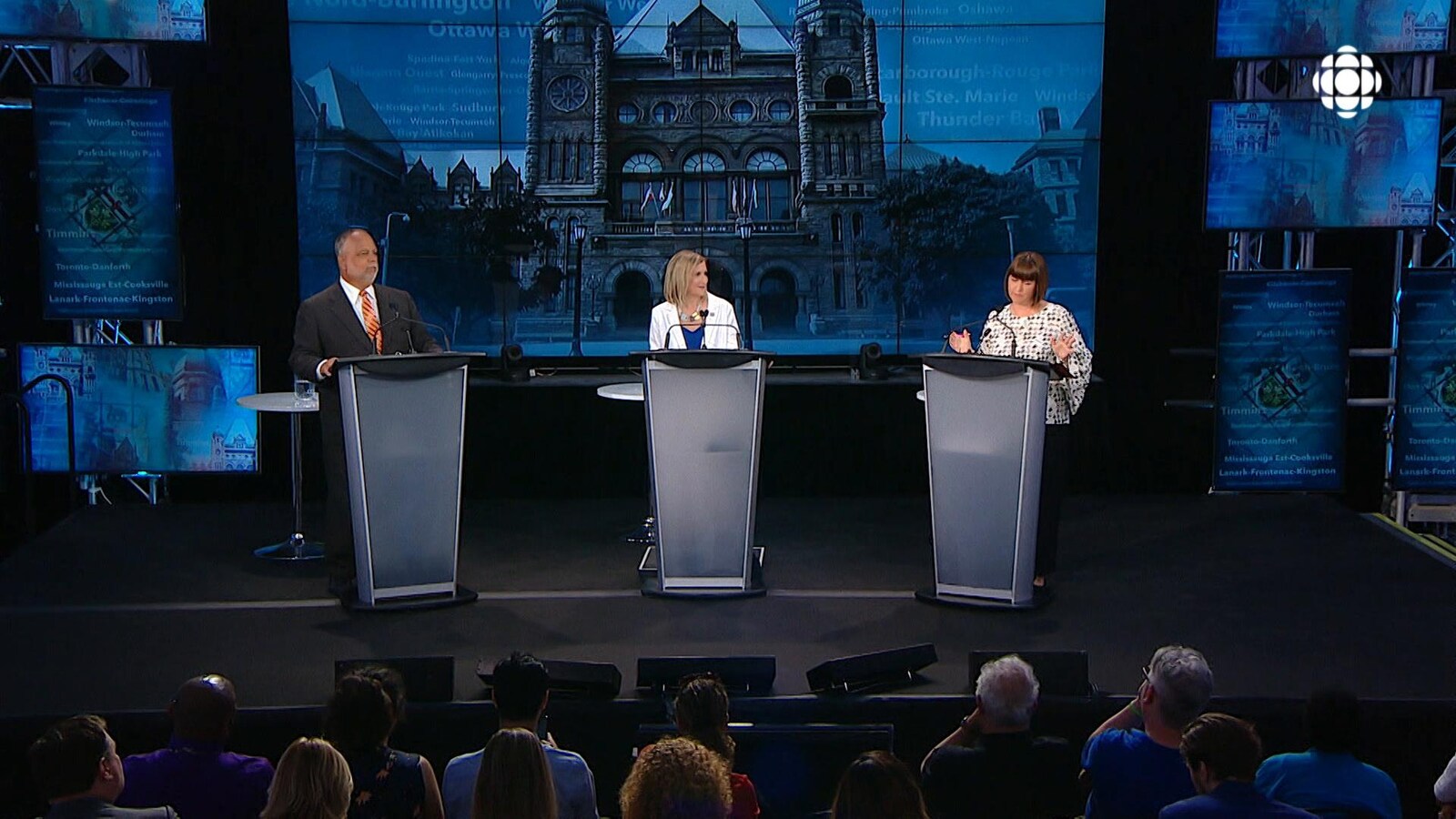 Gilles Bisson, candidat dans la circonscription de Timmins pour le Nouveau Parti démocratique de l’Ontario, Gila Martow, candidate dans la circonscription de Thornhill pour le Parti progressiste-conservateur de l’Ontario, et Marie-France Lalonde, candidate dans Orléans pour le Parti libéral de l’Ontario.