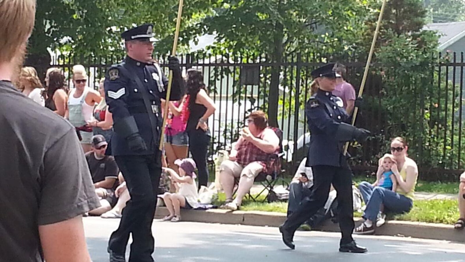 Des policiers marchent lors du défilé de la fierté gaie à Halifax.