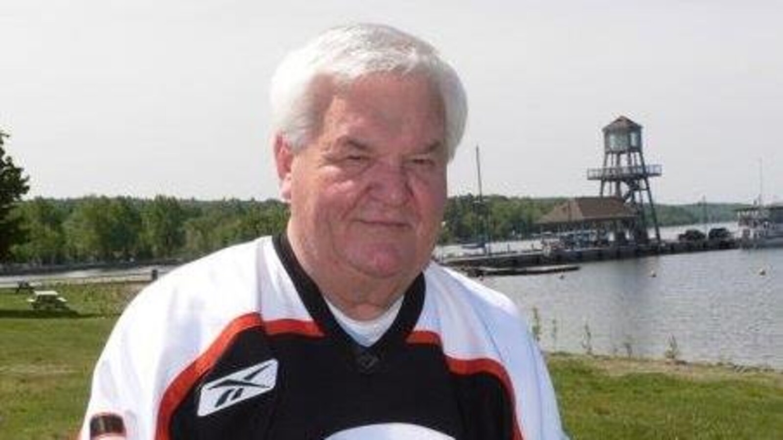 Olivier Tremblay, ancien président des Cantonniers de Magog et homme respecté dans la communauté, devant le lac Memphrémagog.