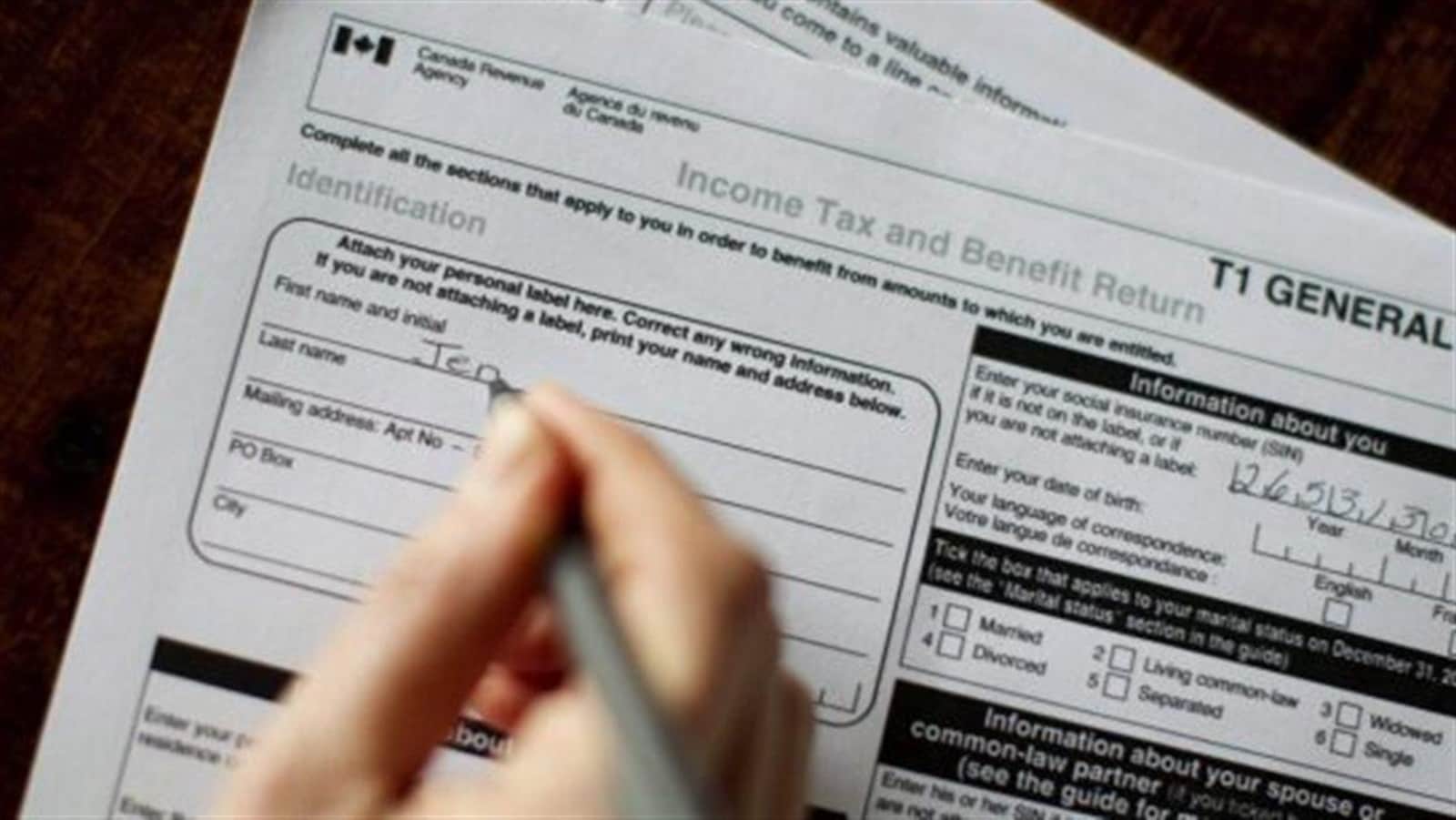 Une personne remplit une déclaration d'impôt.