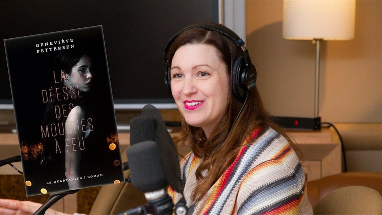 L'écrivaine en studio avec des écouteurs.