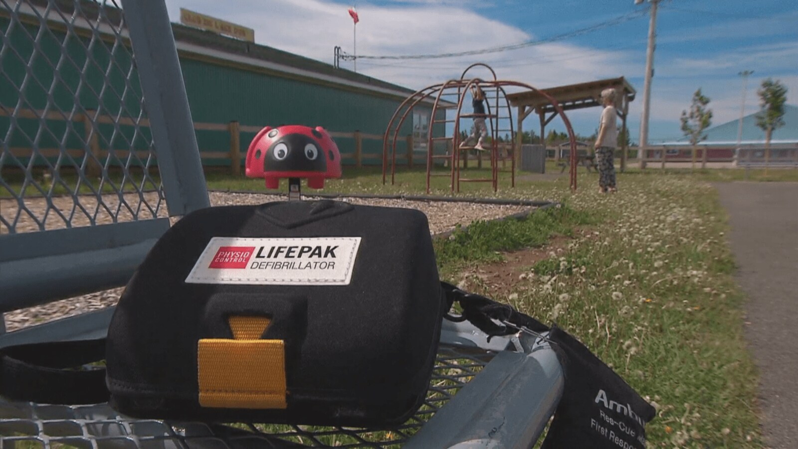 Un défibrillateur près d'un terrain de jeux.