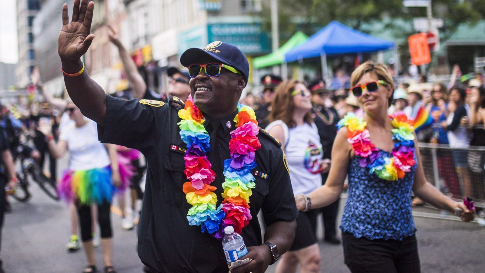 Photo du chef de police de Toronto qui salue la foule lors du défilé gai en 2016.