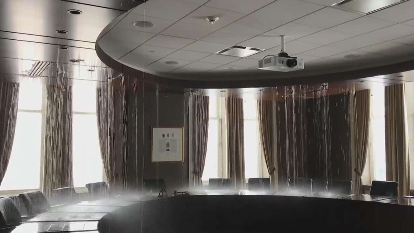 De l'eau coule dans une salle de l'hôtel de ville de Québec
