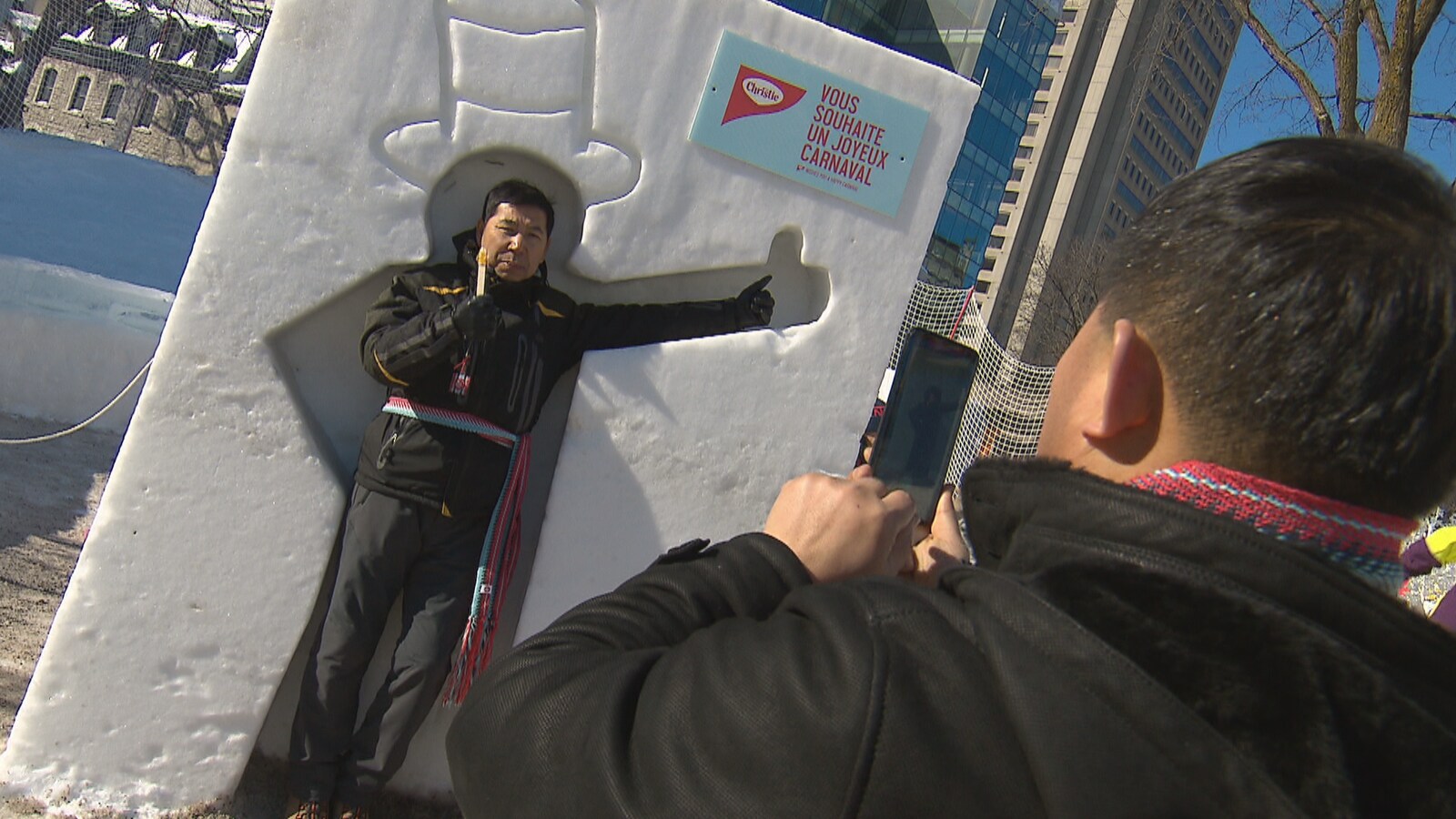 Un représentant d'une délégation chinoise prend la pose au Carnaval de Québec