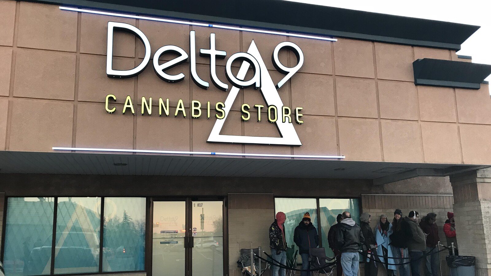 Façade d'un magasin de cannabis de l'entreprise Delta 9 à Winnipeg. Quelques personnes font la file devant l'entrée.